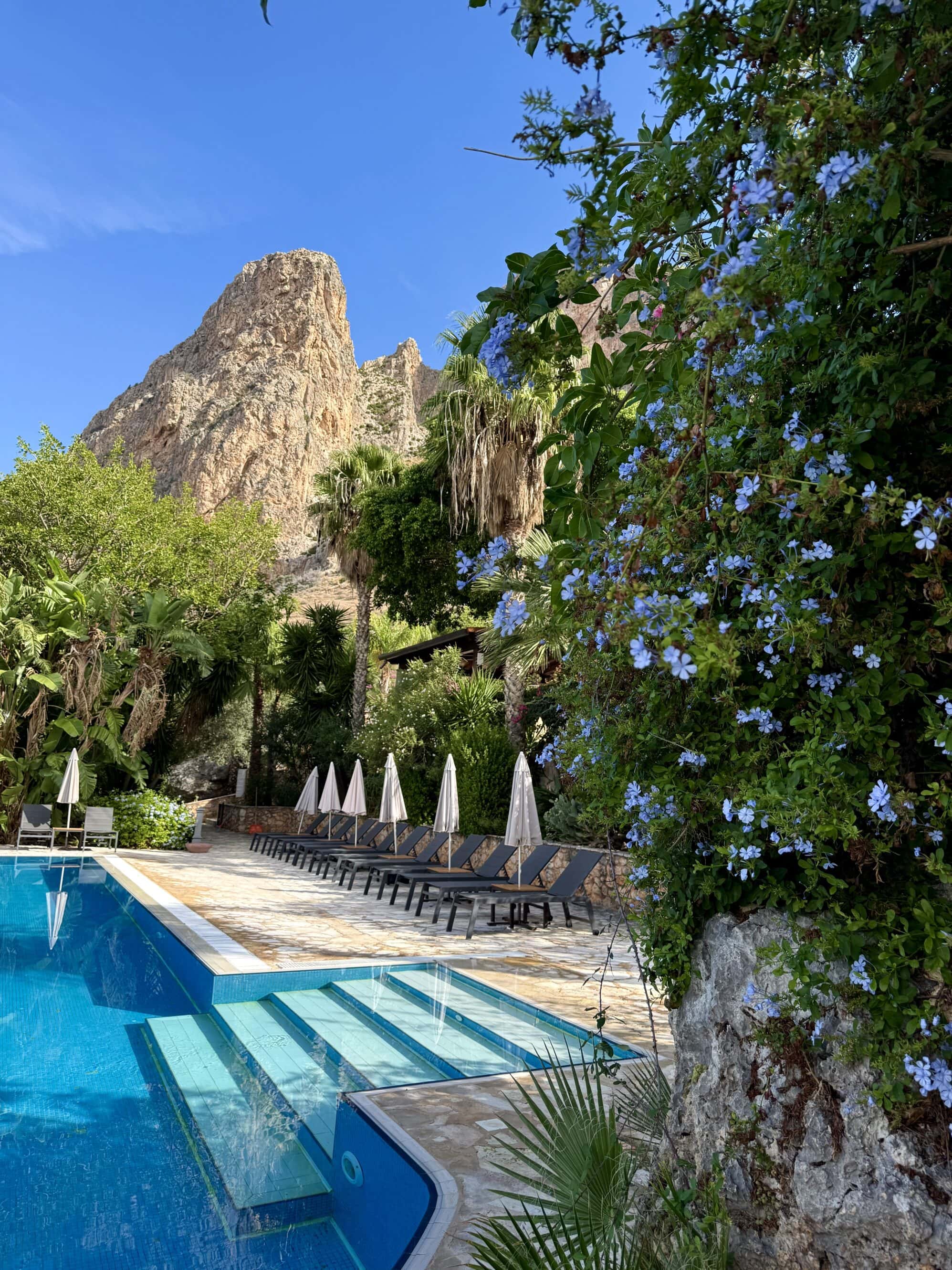 W tym ogrodzie nawet cykady zwalniały tempo. A powietrze pachniało jak herbata z tysiącem liści.