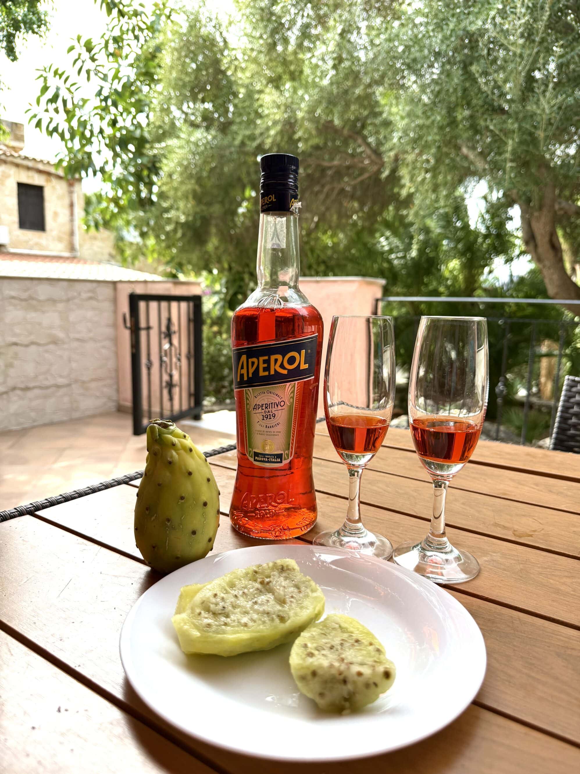 Wieczory pachniały owocami i rozgrzanymi ziołami. Aperol smakował jak nagroda za nicnierobienie.