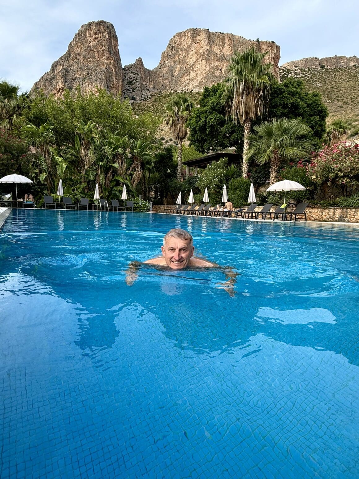 Basen kontra góry — klasyczny sycylijski dylemat. Słońce dopiero wstaje, ale Marcin już w trybie „wakacje rozpoczęte”.