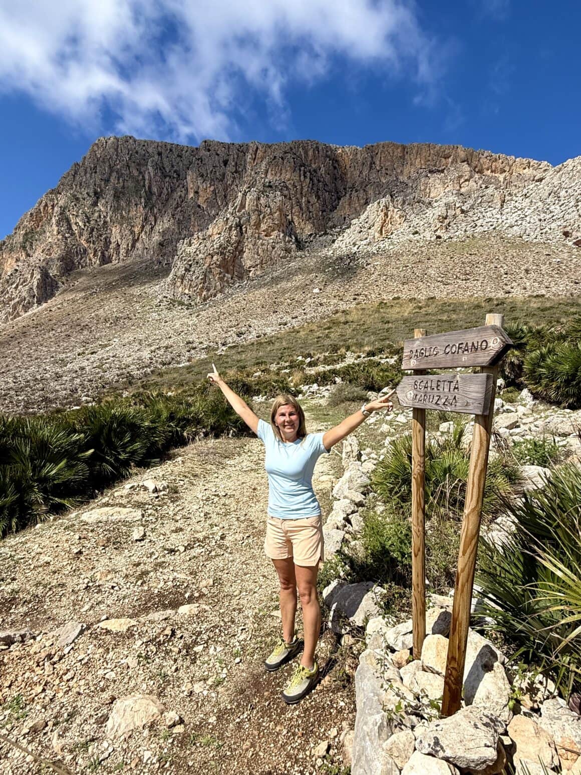 Pierwsze kroki i już wiadomo, że to nie będzie „spacer z widokiem”.
Kamień, słońce i cisza, która wciąga bardziej niż jakakolwiek atrakcja z listy „must see”.
