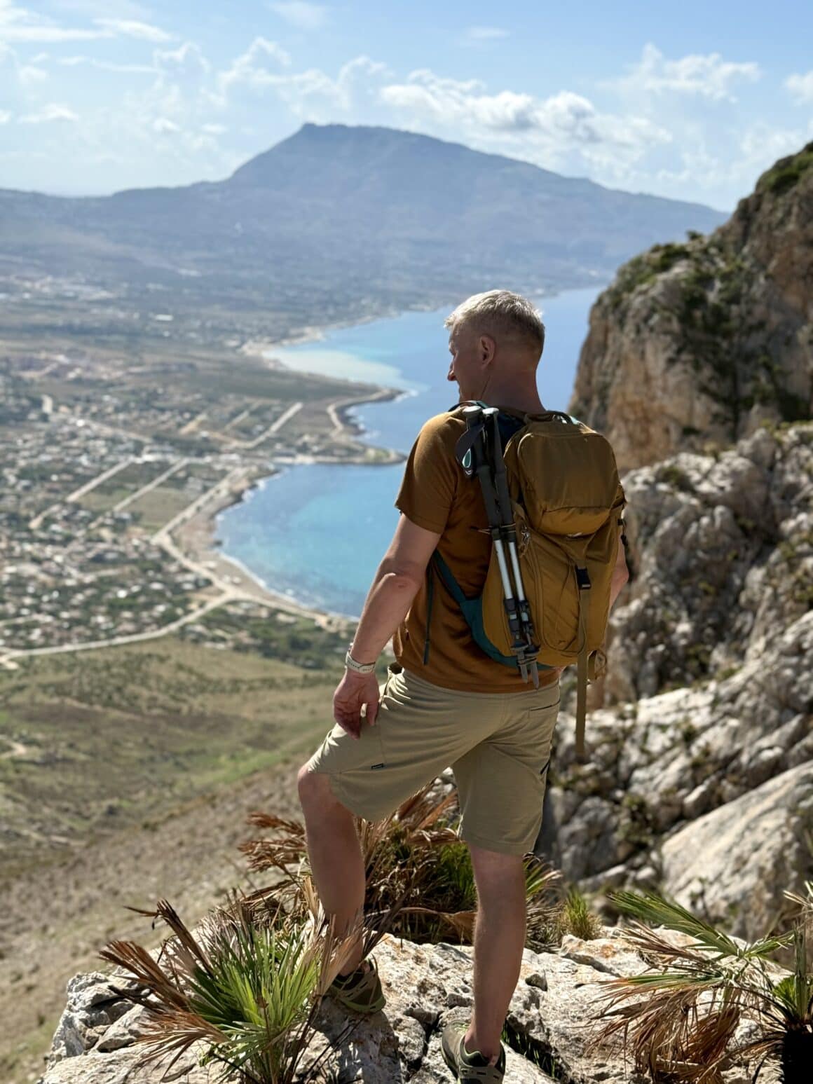 Monte Cofano od razu pokazuje swój charakter.
Surowo, wysoko i bez zbędnych dodatków.
Morze w dole, wiatr na plecach i głowa robi się nagle bardzo cicho.