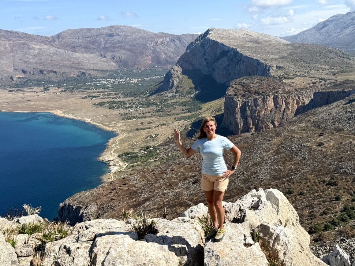 Widok: 10/10. Internet: 0/10 😎 Monte Cofano to jedno z tych miejsc, gdzie zapominasz o świecie. Wiatr, morze i skały jak z filmu przygodowego. Zero zasięgu, maksimum życia. Tak, dokładnie o to chodziło.