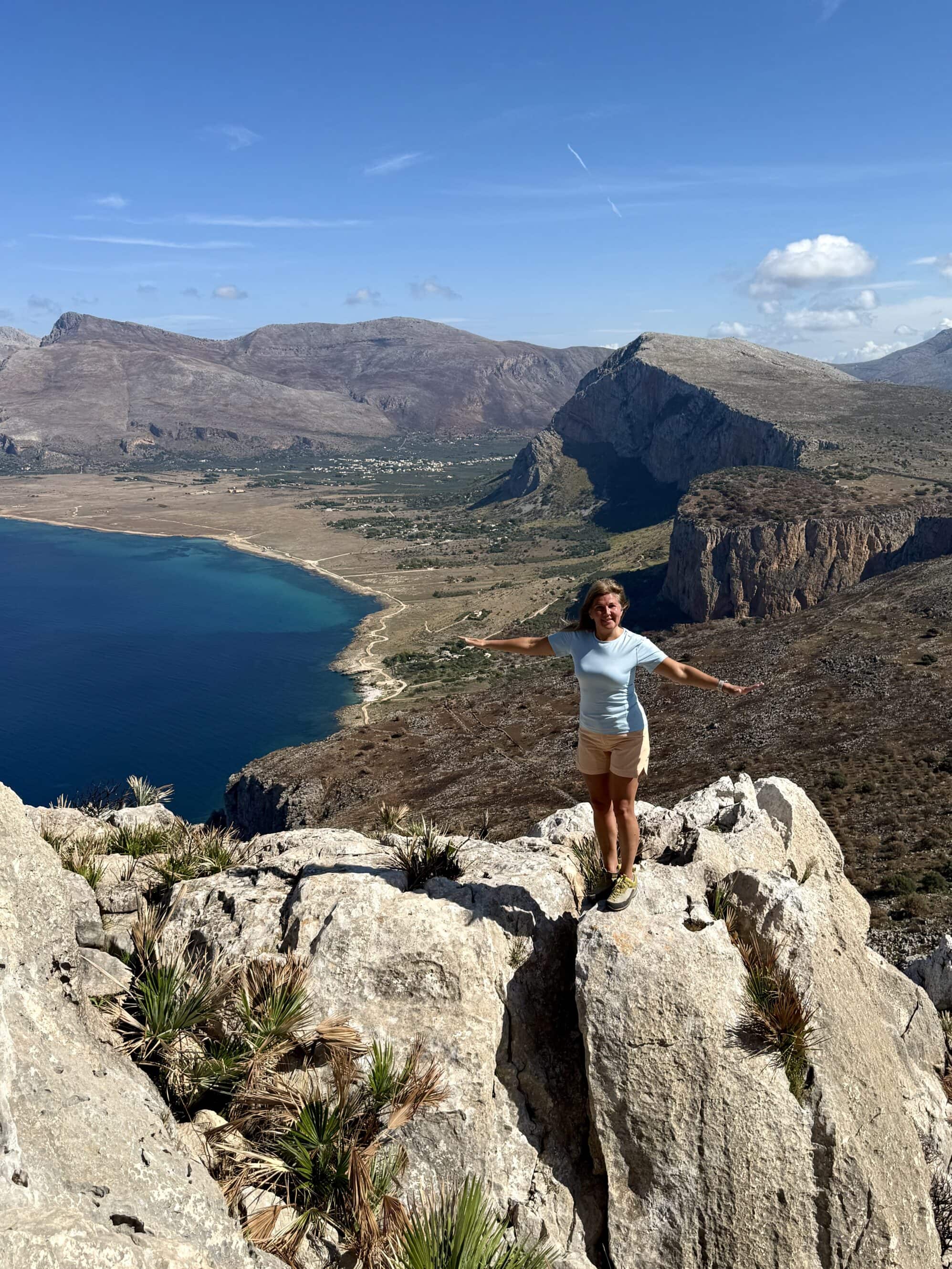 Monte Cofano nie krzyczy.
On po prostu stoi, patrzy na morze i robi swoje.
A my razem z nim – bez pośpiechu, bez planu, dokładnie tu i teraz.