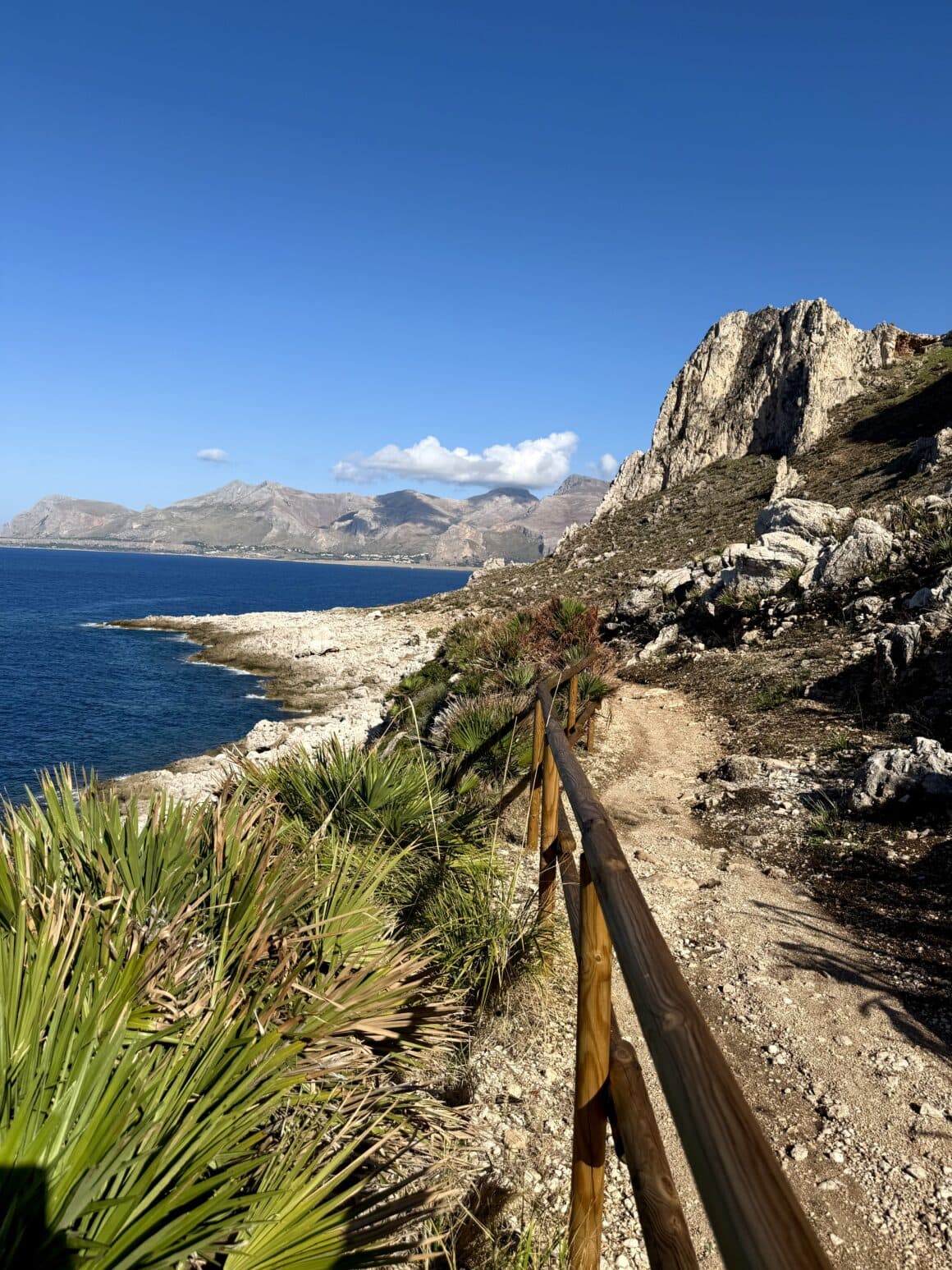Grotta Perciata prowadzi dokładnie tam, gdzie chcesz iść wolniej.
Każdy zakręt to nowe „wow”, a morze pod nami wygląda jak namalowane.
Nie trzeba nic dodawać. Wystarczy iść.
