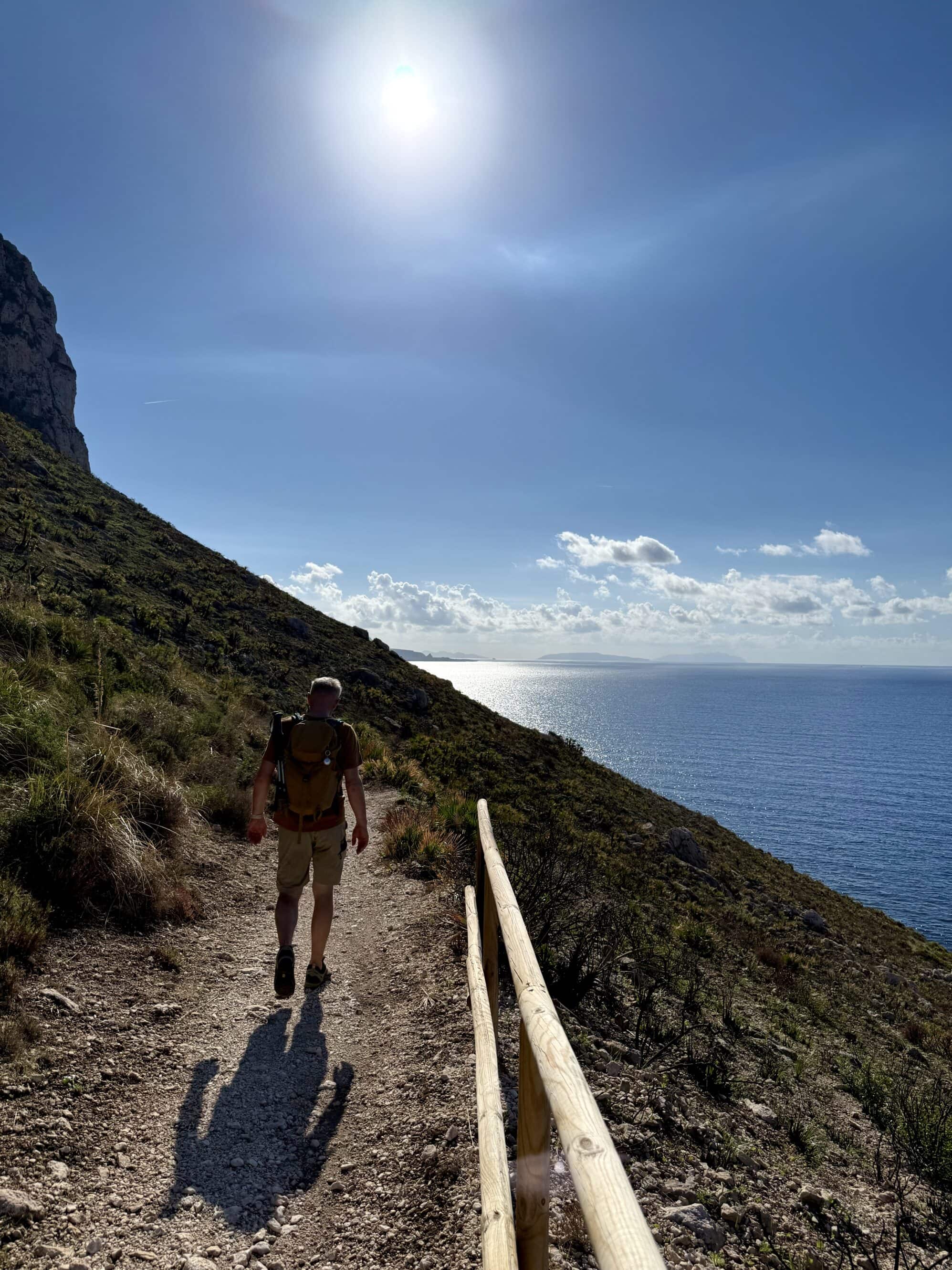 W stronę błękitu 🌊☀️ Szlak prowadzi dokładnie tam, gdzie wzrok i tak już ucieka. Morze z każdą minutą robi się coraz bardziej niebieskie, a głowa coraz lżejsza. Cisza absolutna, tylko wiatr i kroki.