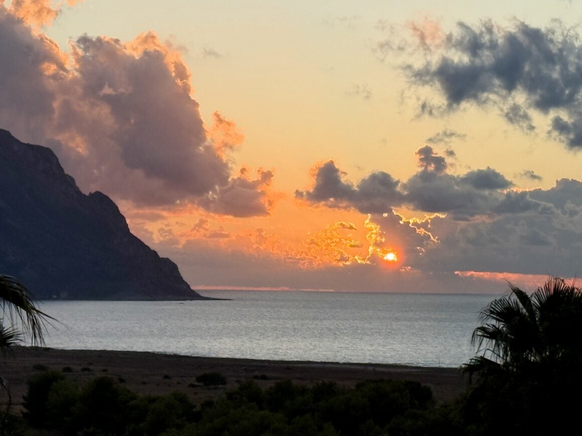 Za dnia surowy, o zachodzie wyglądał jakby sam się wzruszył. Sycylia potrafi robić show bez publiczności.