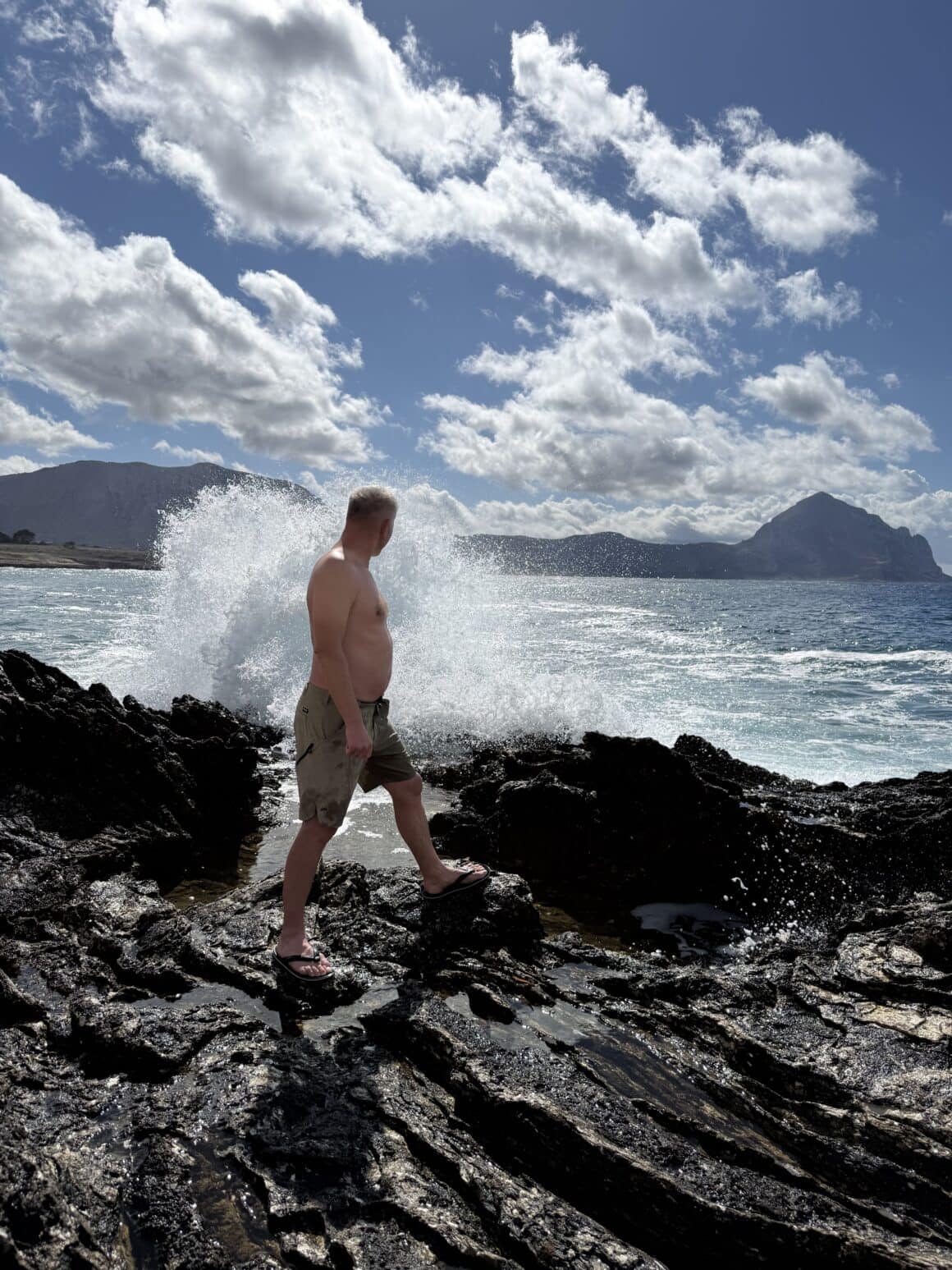Sprawdza, kto dziś rządzi 🌬️🌊 Wiatr, fale i czarna skała. Zero filtra, zero udawania. Tylko żywioły i my gdzieś pomiędzy.