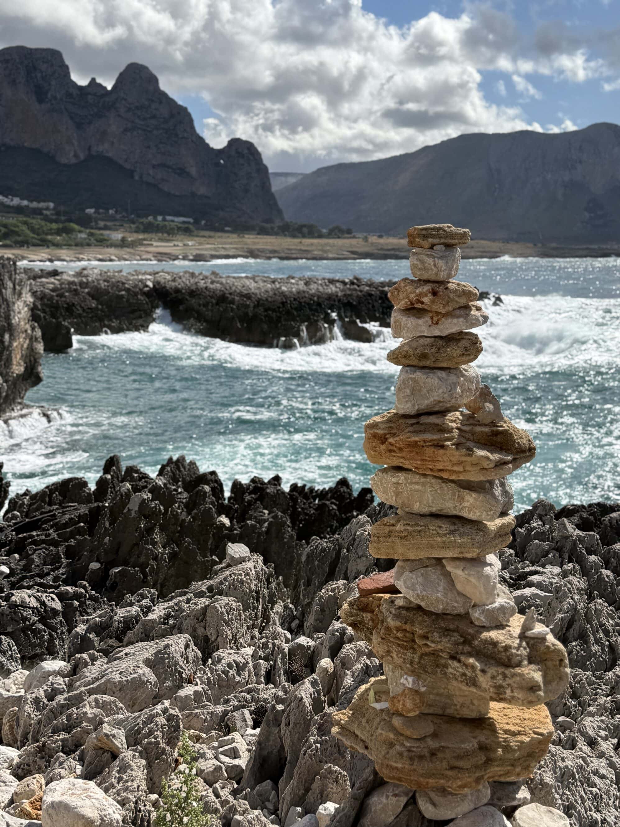Zostawiamy ślad. Delikatny 🪨✨ Mały kamienny znak na pożegnanie. Bez fajerwerków, bez wielkich słów. Wystarczyło, że tu byliśmy.