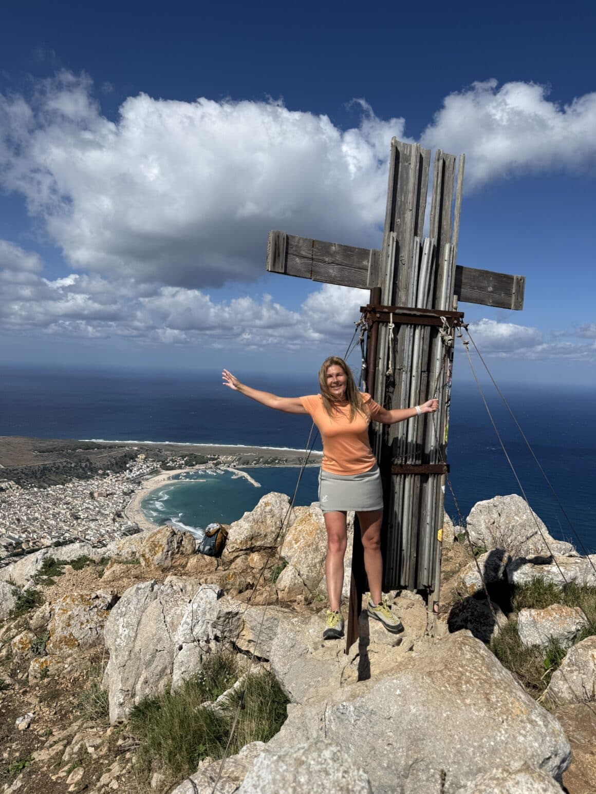 Tu się kończy szlak 😏⛰️ Monte Monaco nie robi fanfar. Jest krzyż, wiatr i morze daleko w dole. Zero barierek, zero ludzi, maksimum przestrzeni. Dokładnie tak lubimy kończyć wejścia.