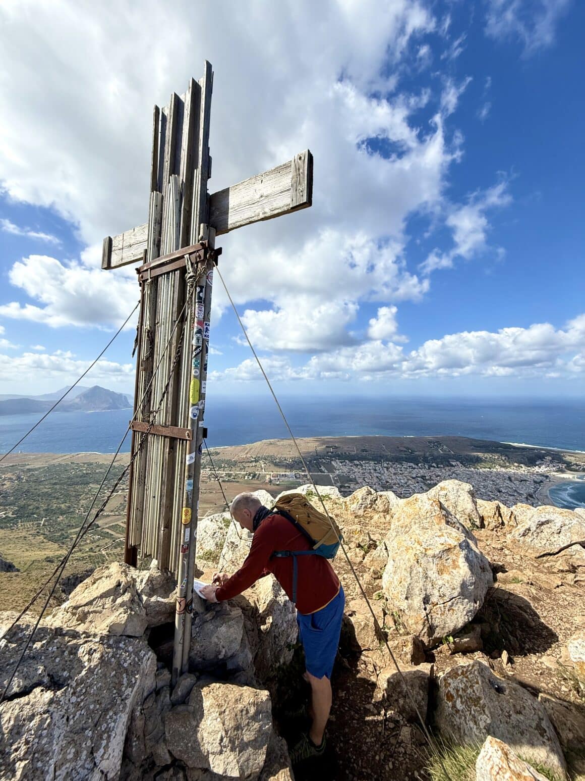 Podpisane. Byliśmy 😎✍️ Szczyt, księga wejść i widok na morze ze wszystkich stron. Marcin zostawia ślad, a ja stoję i myślę, że to jeden z tych momentów, których nie trzeba opisywać. Wystarczy tam być.