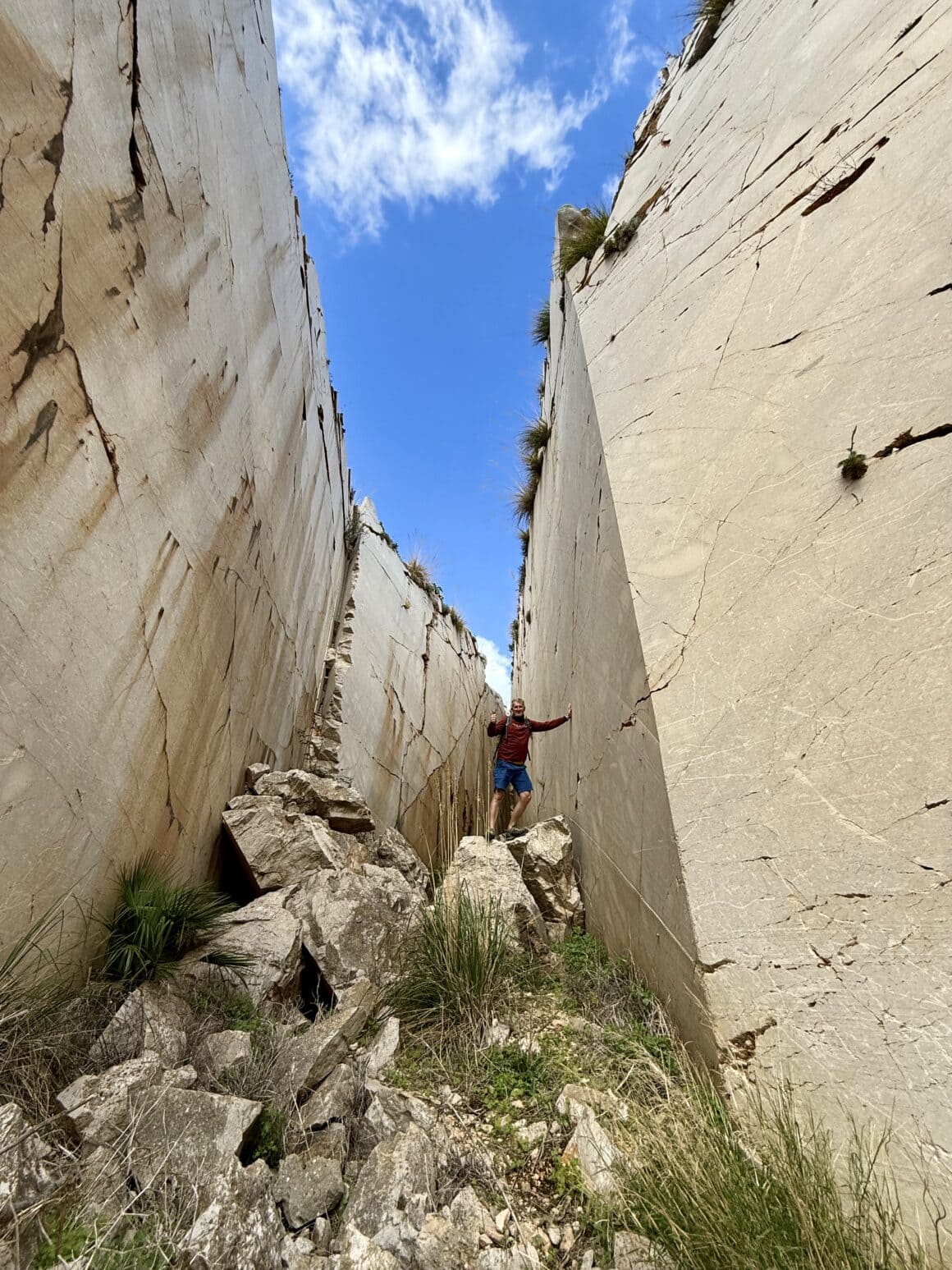 Tu góra została rozcięta 🪨⚒️ Opuszczony kamieniołom marmuru wygląda jak scenografia do filmu. Surowe ściany, cisza i myśl, że natura zawsze i tak bierze wszystko z powrotem. Trochę dziko, trochę niepokojąco – idealnie.