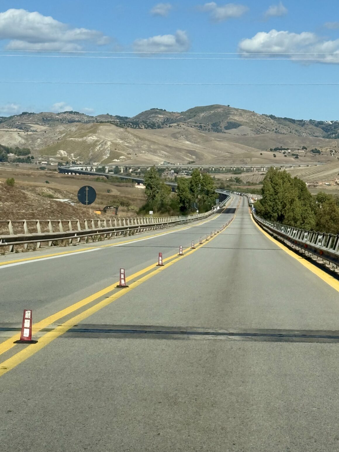 Na Sycylii jedno nie wyklucza drugiego. Tutaj nawet prosta trasa potrafi wyglądać jak inżynieryjny żart z poczuciem humoru.