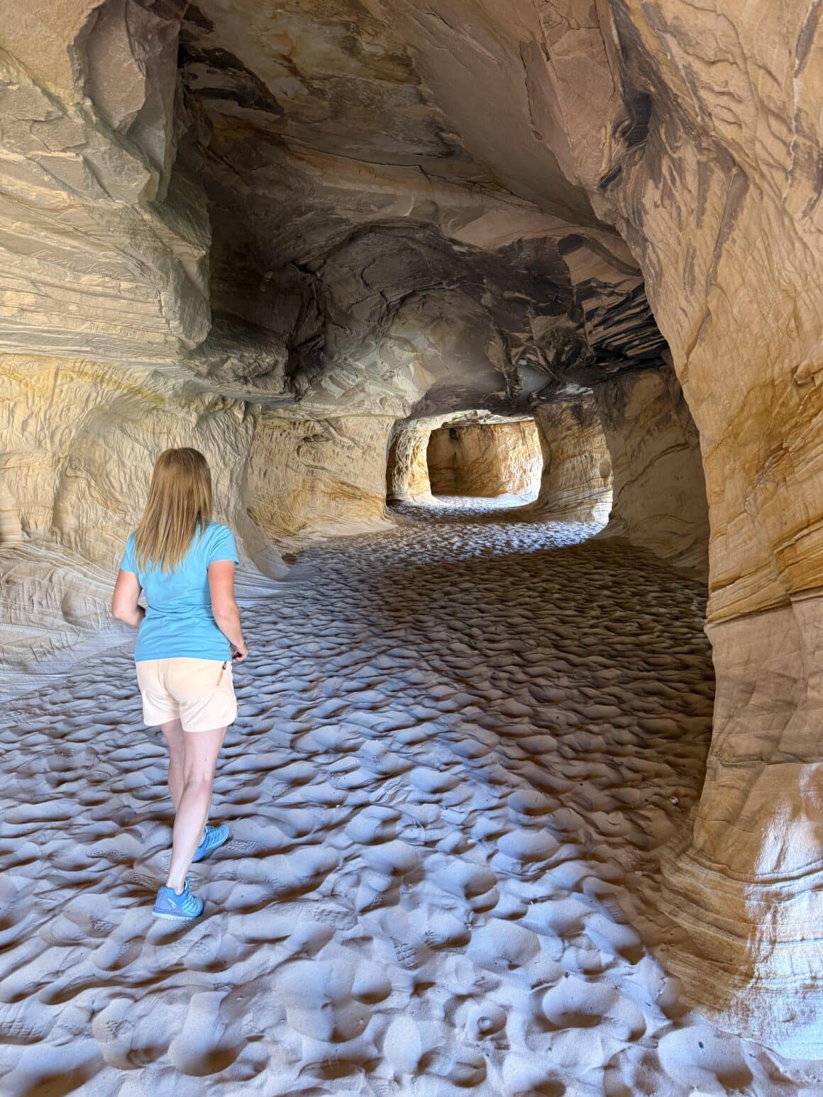 Ciche echo, chłód i zapach piaskowca – miejsce, które wygląda jak plan filmu sci-fi, tylko bez efektów specjalnych.