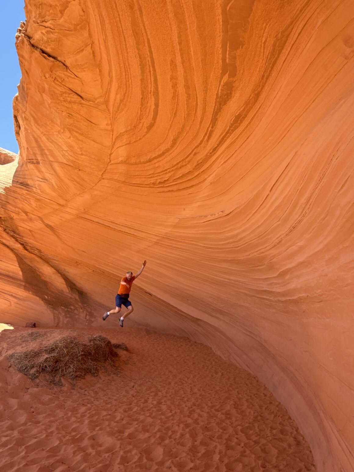 Skok testowy wykonany, piasek miękki, a mina bezcenna. W końcu ktoś musi upewnić się, że to Antelope z certyfikatem bezpieczeństwa 😎