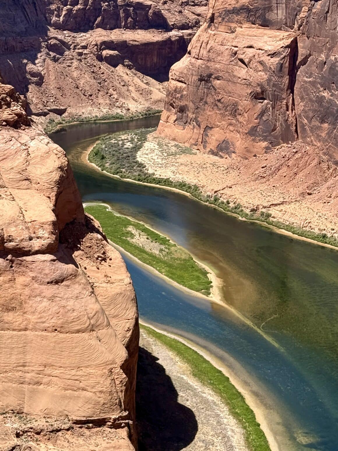 Z bliska widać, że prąd maluje na piasku wzory jak z akwareli. Wystarczy kilka minut, by kolory przeskoczyły o dwa tony. Natura to najlepszy kolorysta.