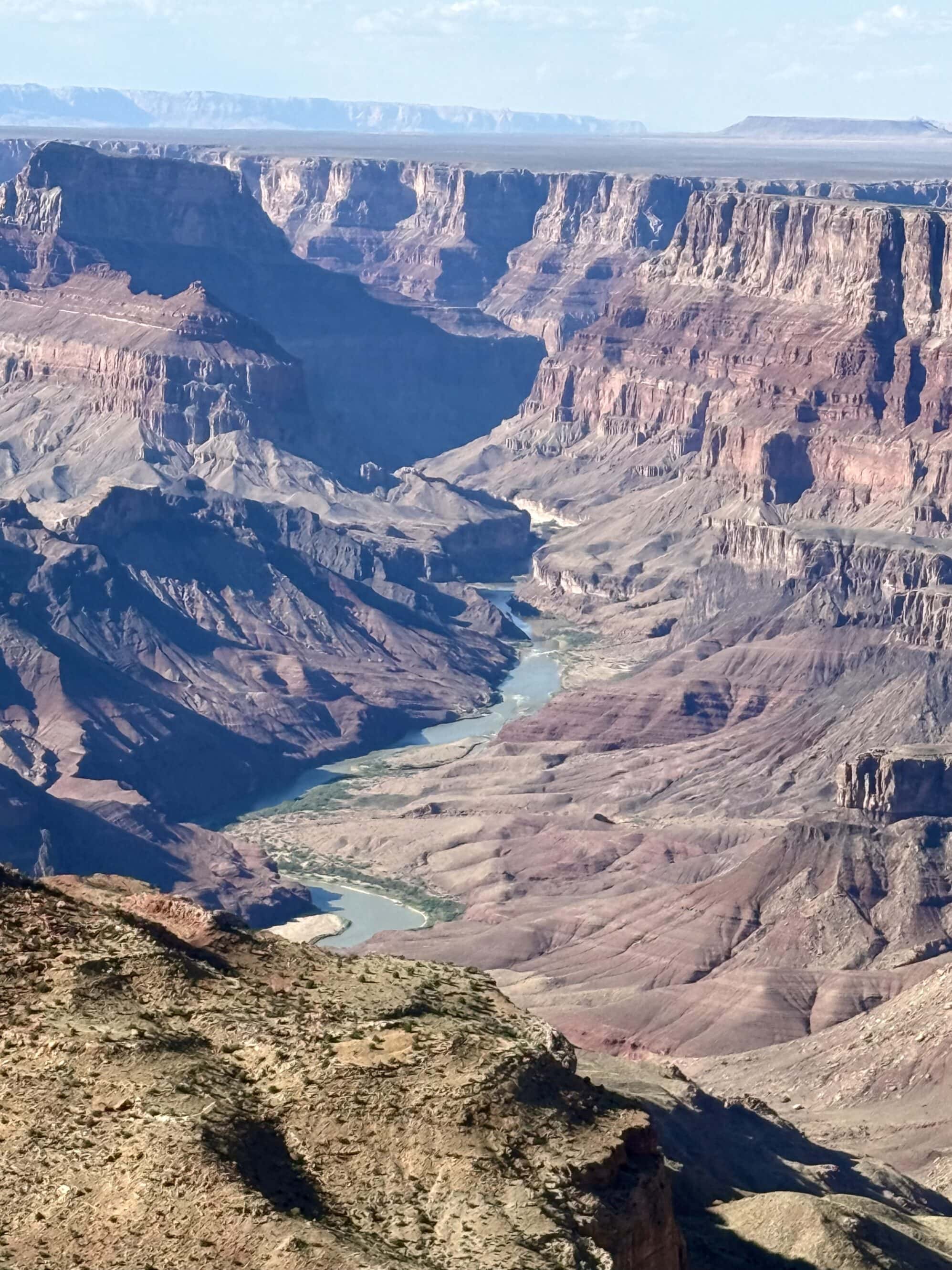 Kanion mówi: Chodź bliżej. Ja: A może jednak nie? 😅 Ten widok robi coś z człowiekiem — nagle czujesz, jak mały jesteś wobec przestrzeni, która wygląda jak planeta w planecie. Kolory nakładają się warstwami jak akwarela, a horyzont wydaje się tak daleko, że aż trudno uwierzyć, że to nie jest podróż między światami.