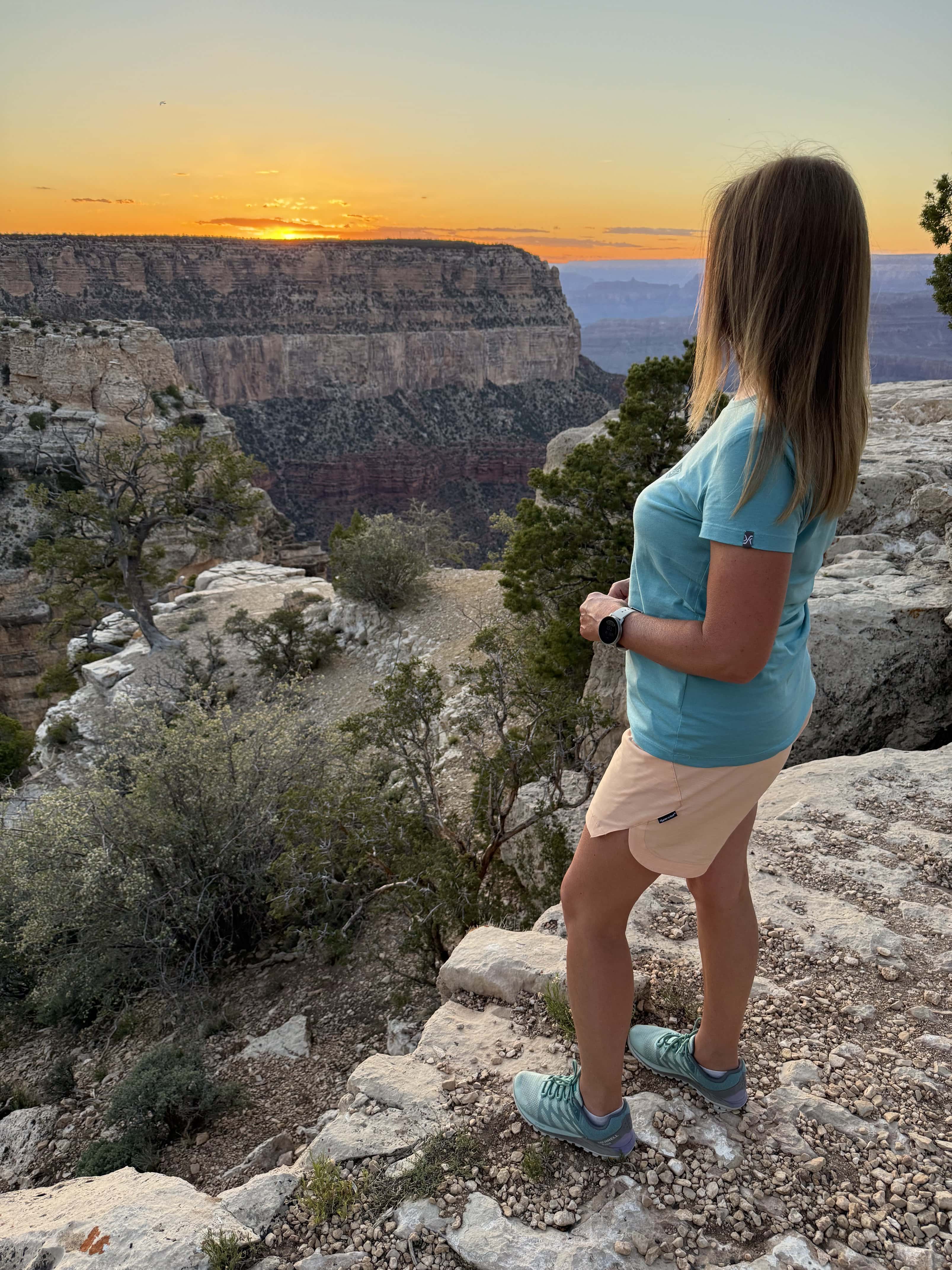 Złota godzina, a ja udaję, że kontroluję emocje 🌅 Zachód w Grand Canyon to nie „ładne światło”. To teatralna kurtyna, która idzie w dół powoli, milimetr po milimetrze. Nagle skały płoną jakby od środka, a cisza gęstnieje. To moment, który zapamiętujesz nie oczami, tylko całym ciałem.