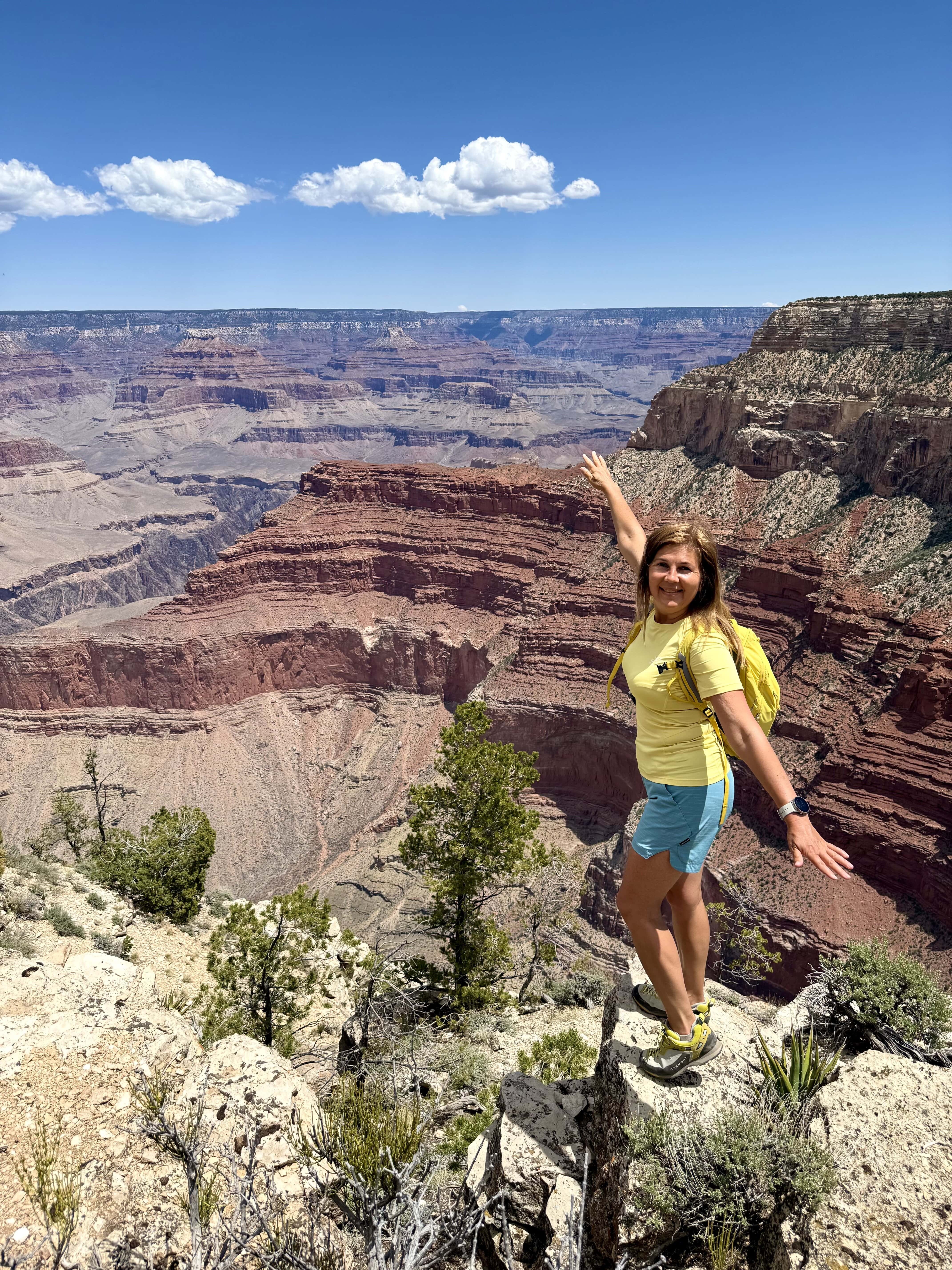 W Grand Canyon skraj urwiska to nie dekoracja — to prawdziwa lekcja proporcji. Stoisz, patrzysz i nagle wszystko nabiera właściwej skali. Nawet odwaga 💛