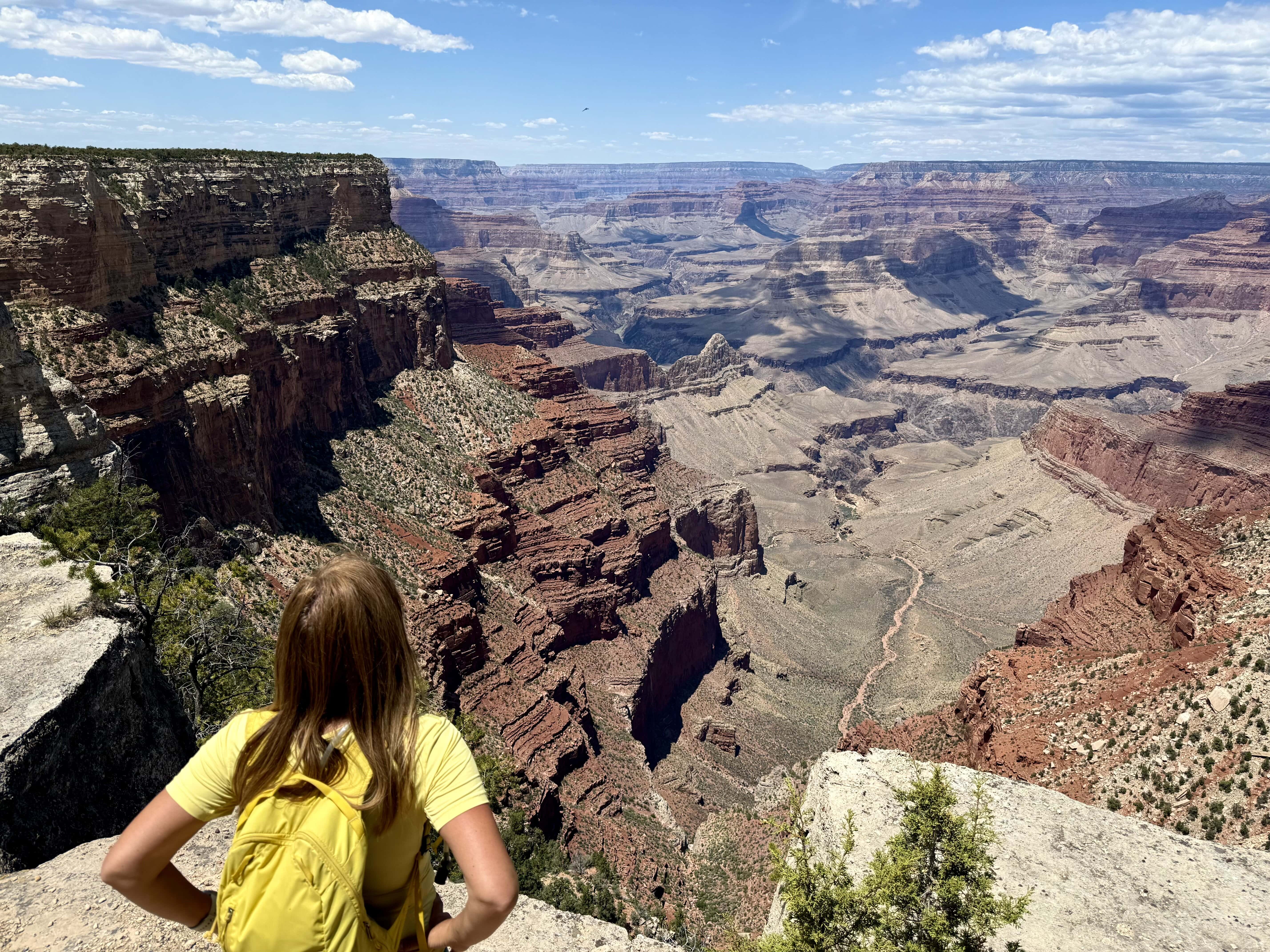 Widok tak dobry, że aż zapomniałam mrugać 😅 Grand Canyon robi coś dziwnego z czasem — nagle stoisz jak zaczarowana i nie możesz odejść. Każda warstwa skał to inna historia… i każda mówi: zostań jeszcze chwilę.