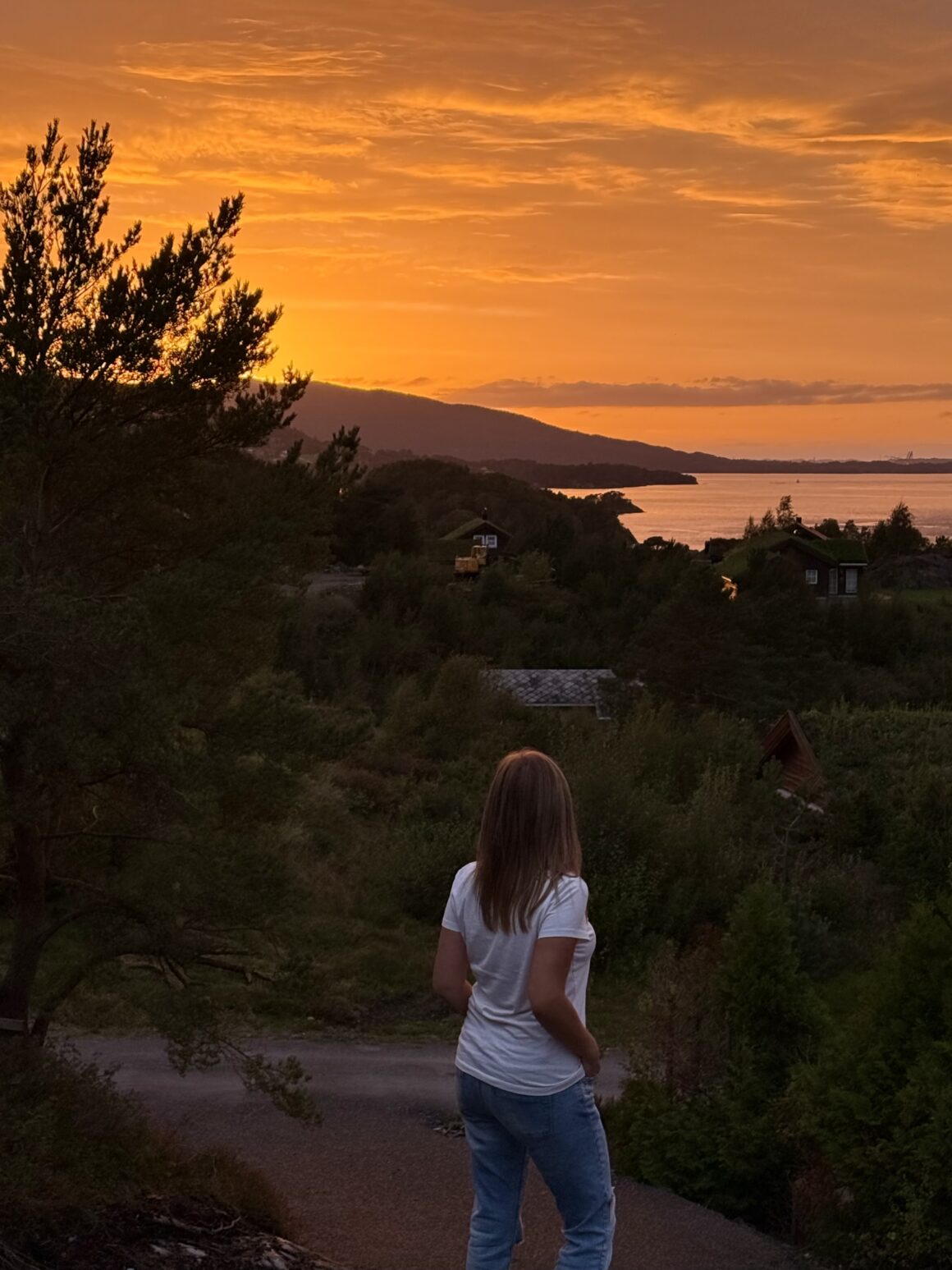Po dniu pełnym deszczu i zapachu mchu niebo zapłonęło. Pierwszy zachód nad fiordem – ten, który zapamiętuje się na długo ✨