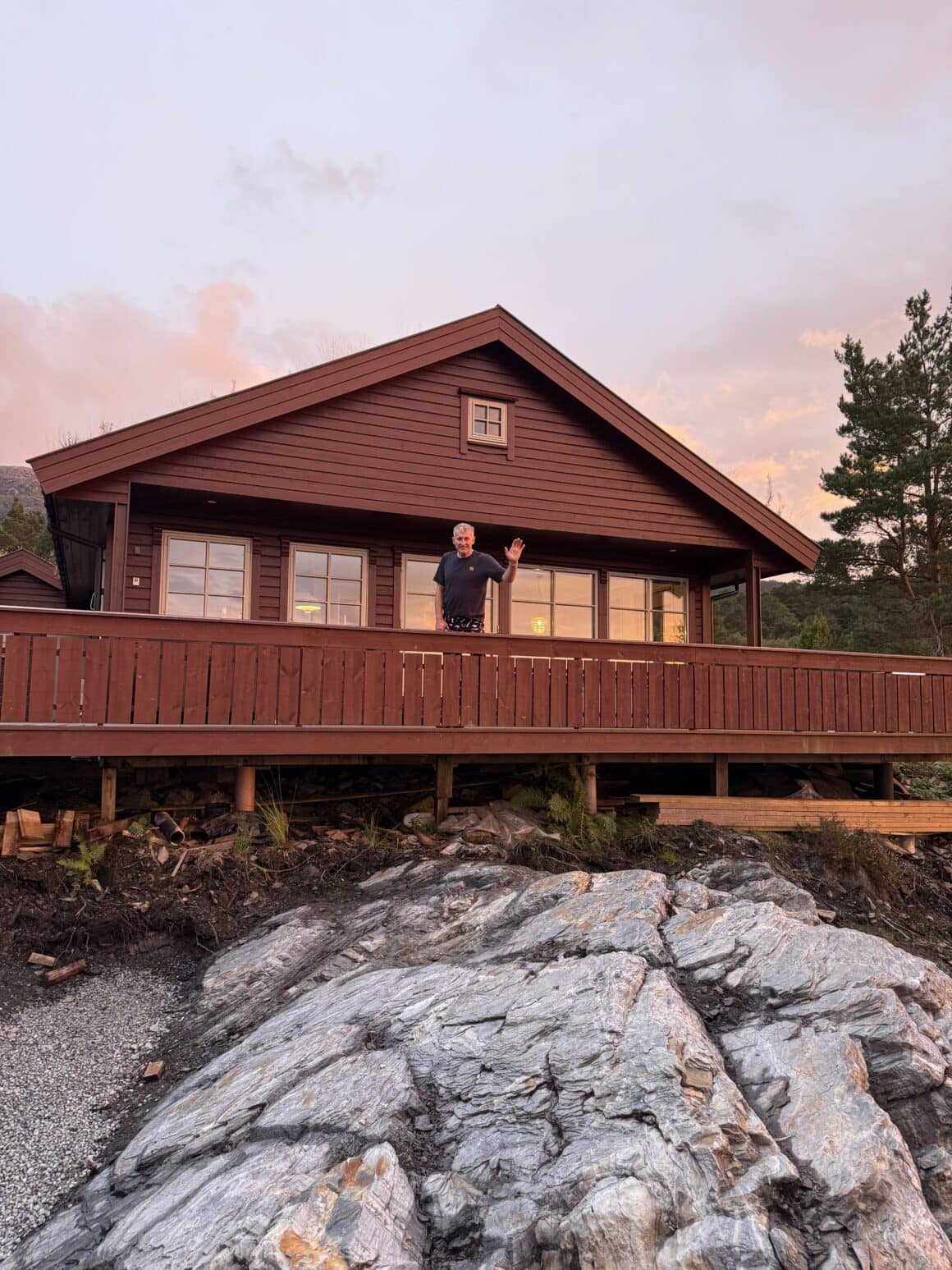 Ten domek to norweska klasyka – kryty trawą, wtopiony w zbocze i z widokiem, który koi wszystko. W takich miejscach cisza ma dźwięk 🌿