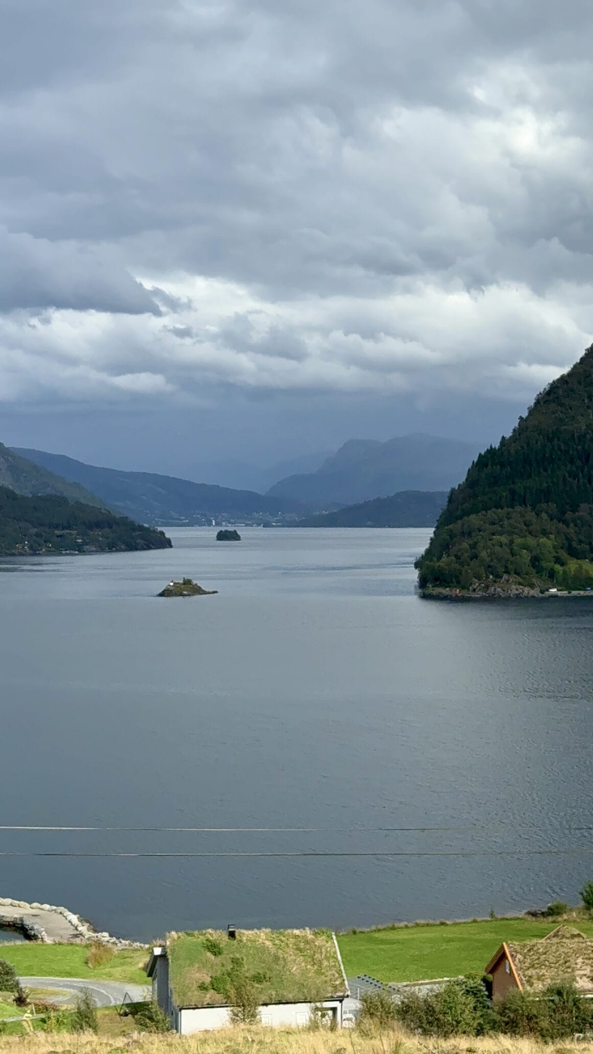 Norwegia ma to do siebie, że każda zmiana światła to nowa sceneria. Tu nawet chmury wyglądają, jakby miały plan artystyczny 🎭