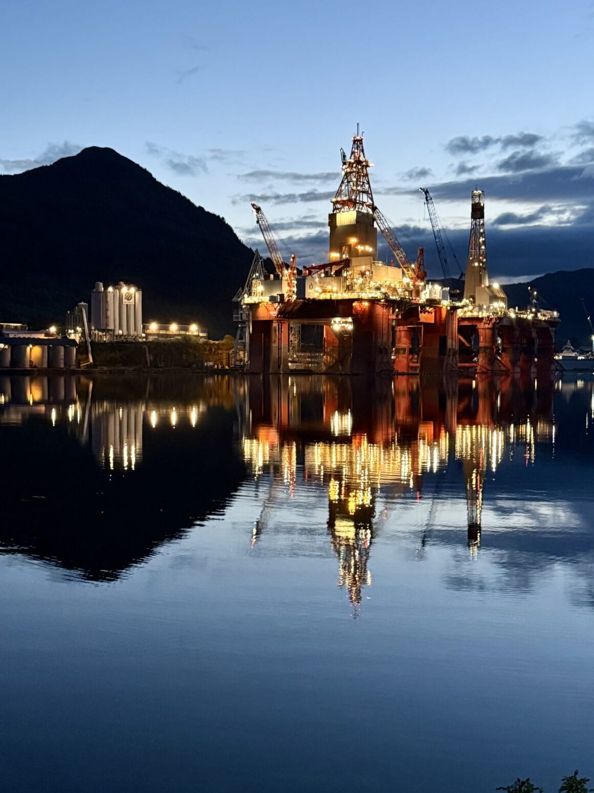 W dzień majestatyczna, w nocy oświetlona jak miasto. Platformy wiertnicze to stalowe potwory, które wyglądają, jakby przypłynęły z innej planety.