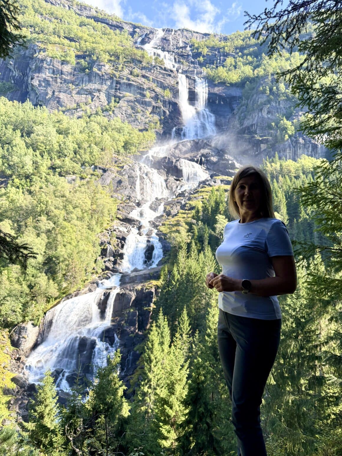 Stoisz, patrzysz i nie wiesz, czy robić zdjęcie, czy po prostu chłonąć widok. A on i tak wygląda lepiej niż na ekranie.