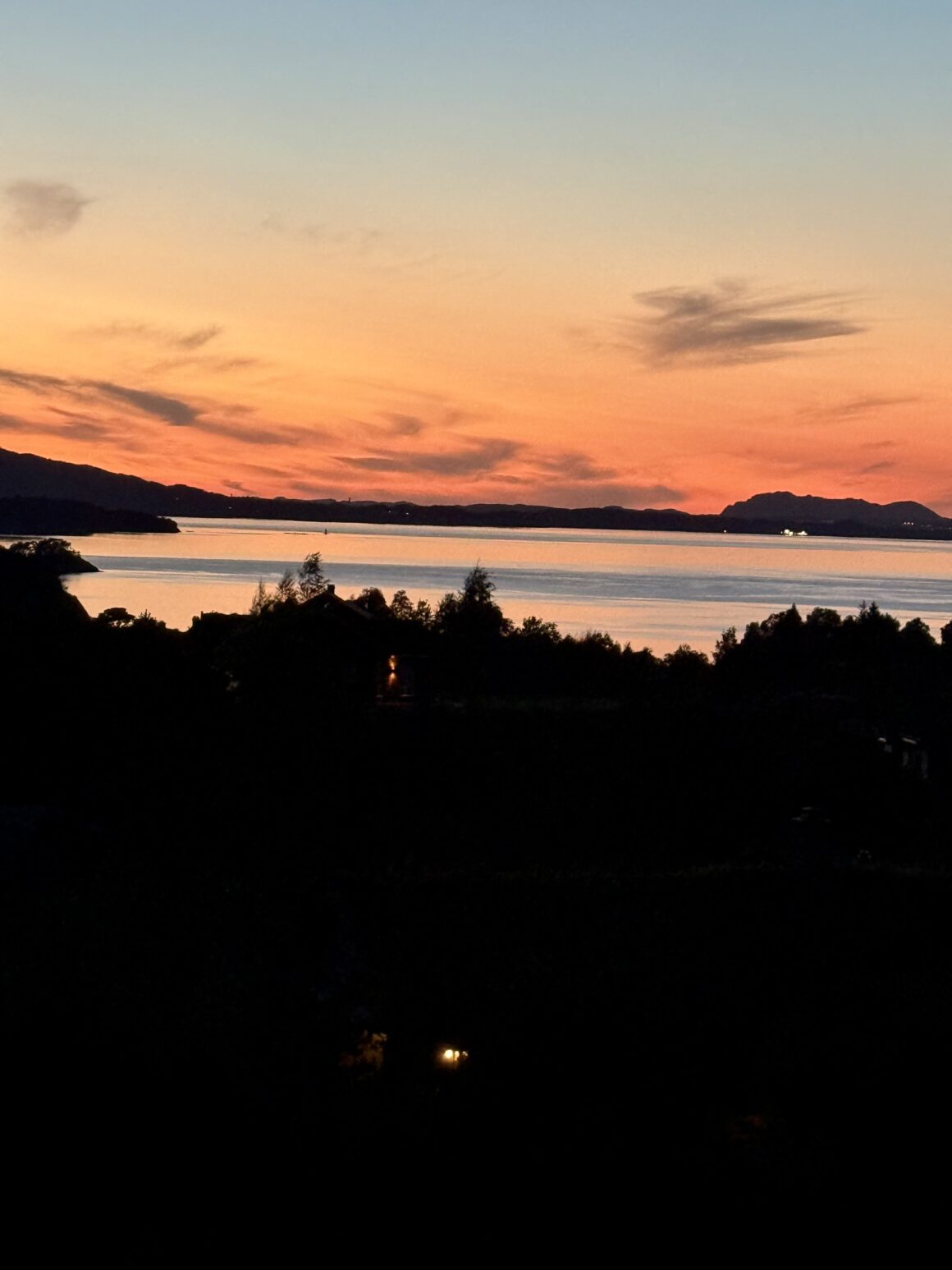 Kiedy niebo odbija się w wodzie i wszystko milknie, wiesz, że dzień w Norwegii właśnie się skończył. I że jutro znów będzie pięknie.