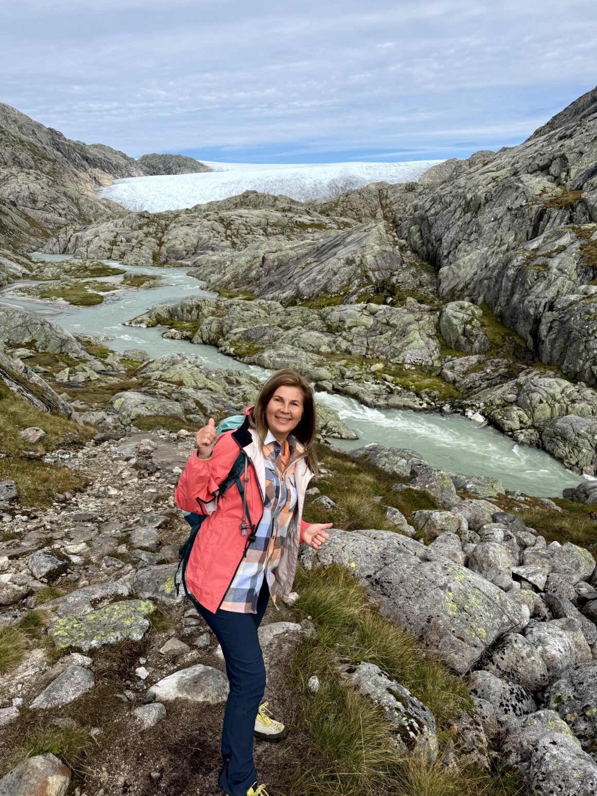 Mech, skały i lodowiec. Kontrasty, które nie potrzebują żadnego filtra.