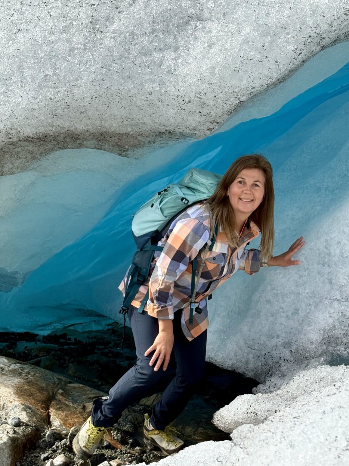 Lodowiec z bliska wygląda jak żywy organizm – błyszczy, trzeszczy i oddycha chłodem.