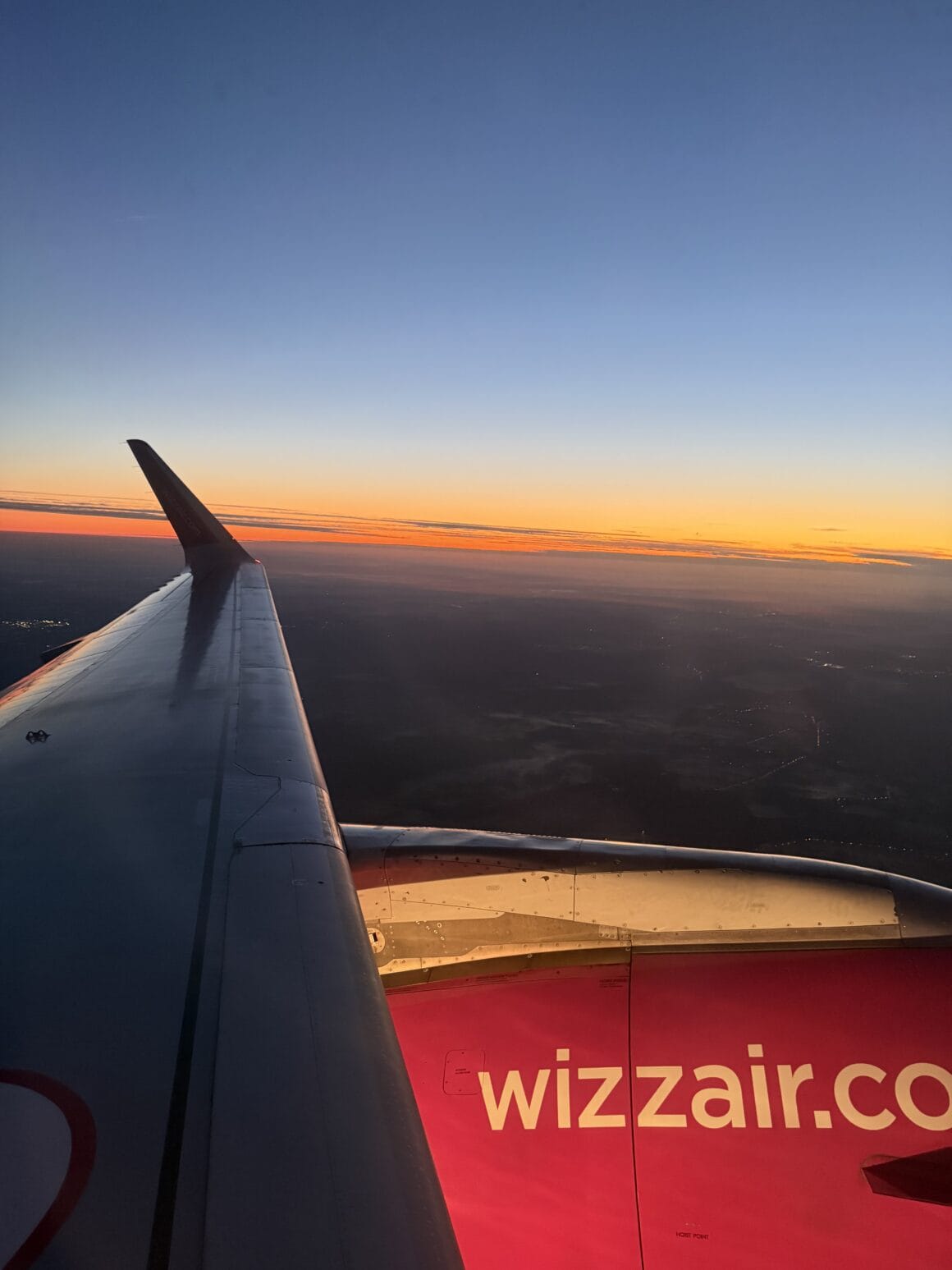 Pierwsze promienie słońca nad chmurami. Lot do Katanii wyglądał jak wjazd do filmu o przygodzie, która dopiero się zaczyna.