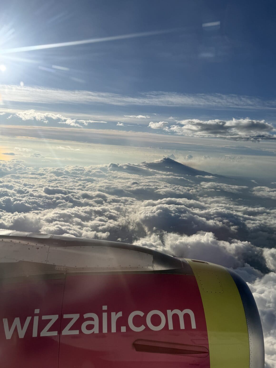 Nagle wszyscy przestali rozmawiać, bo za oknami było tylko morze chmur i czubek Etny. Nikt nawet nie sięgnął po telefon przez pierwsze sekundy.