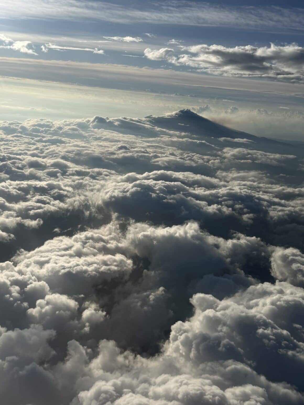 Z okna samolotu wyglądała jak spokojny wulkan z folderu turystycznego. Dzień później zobaczyliśmy, że wcale nie taki spokojny 😅