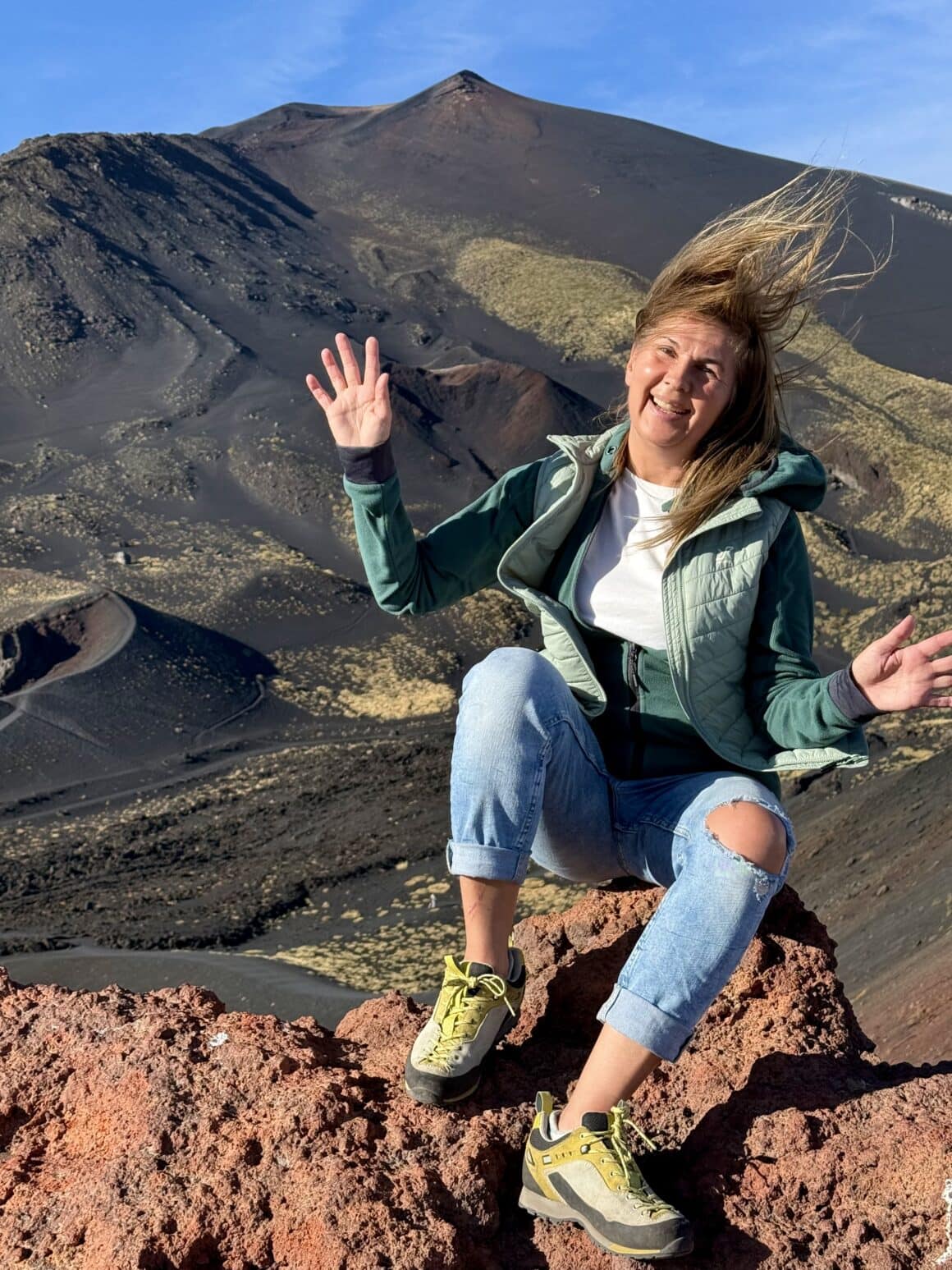 Na tej wysokości wiatr potrafi dosłownie zdmuchnąć z głowy czapkę – i resztki godności. 😅 Ale dzięki niemu powietrze pachnie siarką i przygodą, a nie spalonym plecakiem.