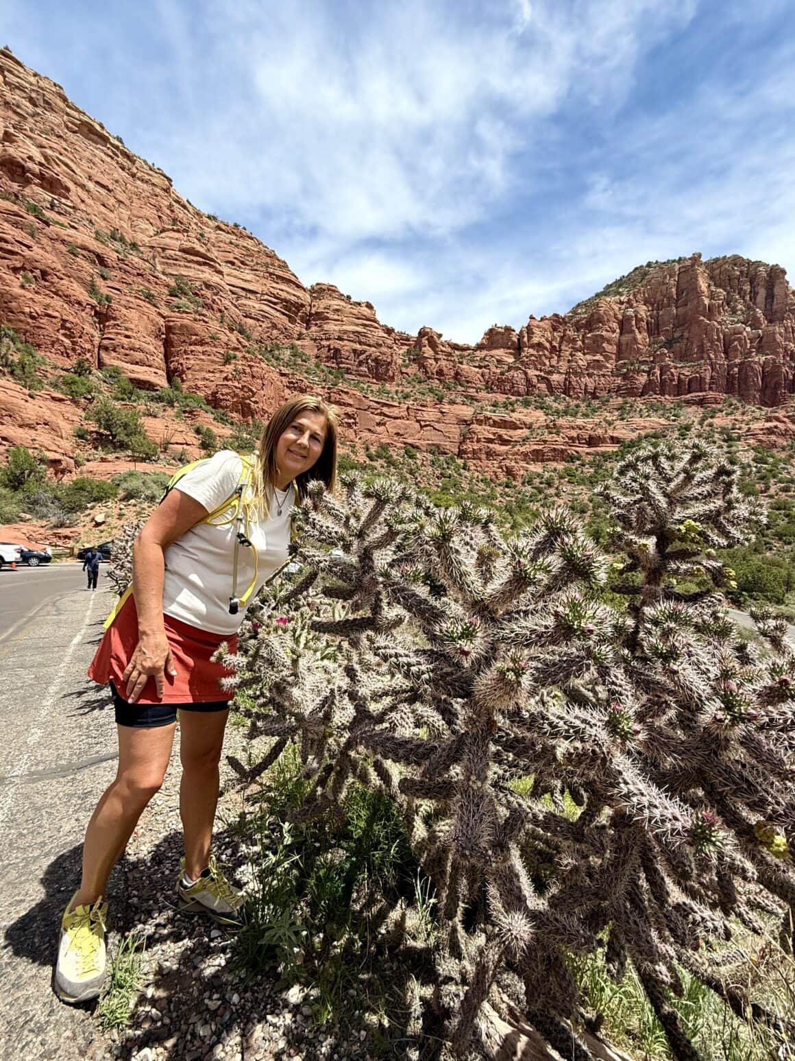 Ja kontra kaktus: 0:1 🌵😅 Cholla to nie żart — wygląda miękko i niewinnie, ale potrafi przypiąć się do nogawki szybciej niż powiesz „Sedona”. A jednak, im bliżej podejdziesz, tym bardziej zachwyca detalami: igiełkami, kwiatami i tym dzikim charakterem pustyni.