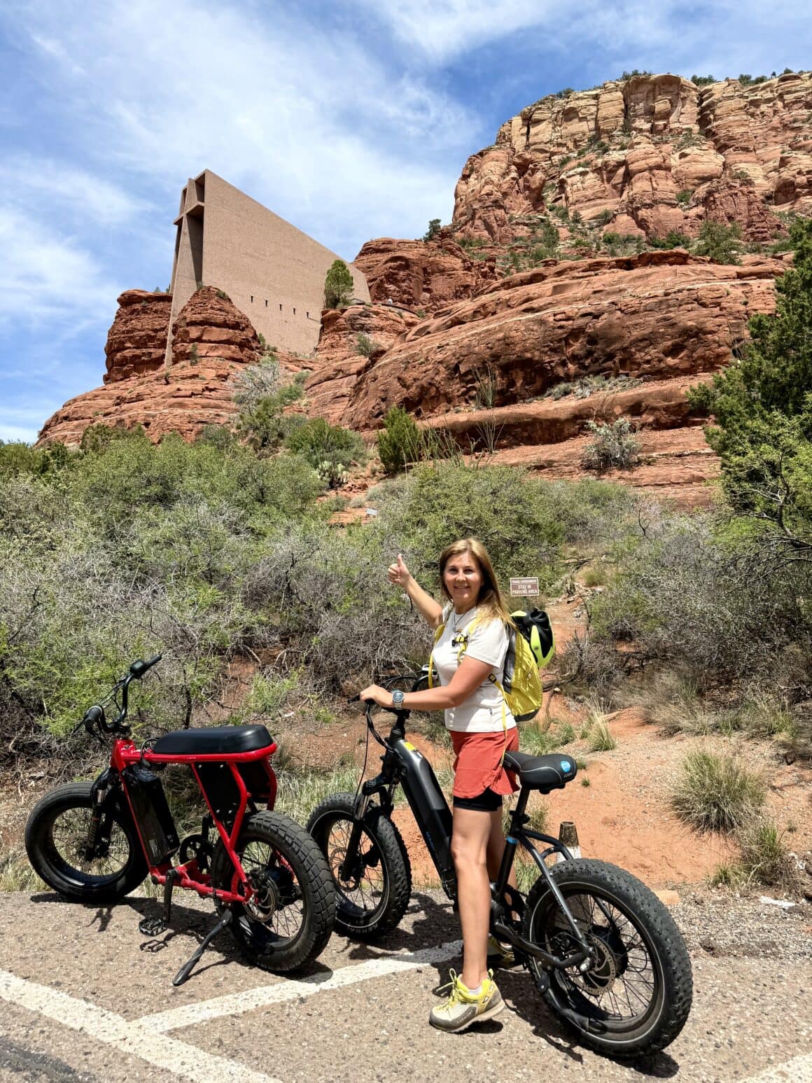 Do kaplicy… na dwóch kółkach 🚴♀️🙏 Nie ma drugiego takiego miejsca — sakralny spokój połączony z gorącym powietrzem pustyni i rowerem, który co chwilę prosi o przerwę na zdjęcia. Idealne połączenie: trochę wysiłku, dużo widoków i zero stresu.