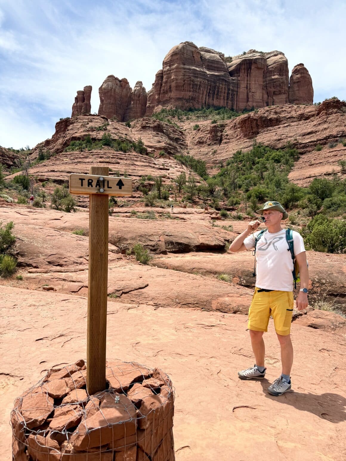 Marcin gotowy na start 🚴♂️ Ten słupek to jak przycisk „wejdź w przygodę”. Wystarczyło jedno spojrzenie i już wiedziałam, że Marcin mentalnie jest 5 km dalej, na szlaku, ścigając się z jaszczurkami.