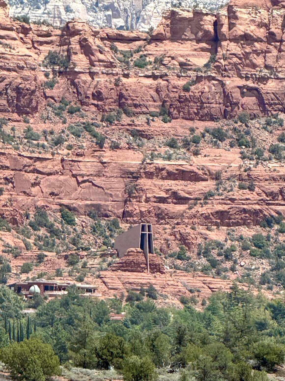 Kaplica jak z filmu – krajobraz jak z tapety 🌄 Kaplica Świętego Krzyża wygląda, jakby ktoś ją włożył w skały pęsetą. Jedno z najbardziej surrealistycznych miejsc w Sedonie.