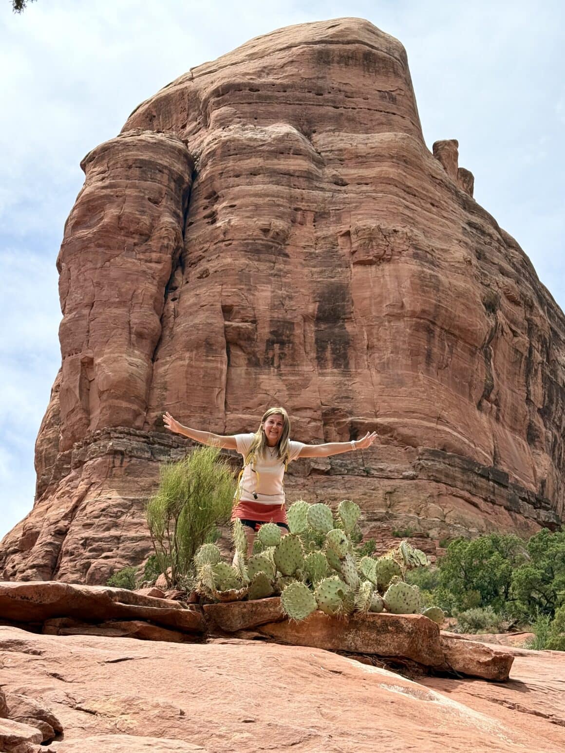 Ja i wielki czerwony gigant 😄 Sedona ma tę supermoc, że przy każdej skale czujesz się jak mała kropka w spektaklu natury. Tu każdy głaz wygląda jak rekwizyt z filmu fantasy — monumentalny, dostojny i totalnie obojętny na to, że właśnie robisz mu zdjęcie.