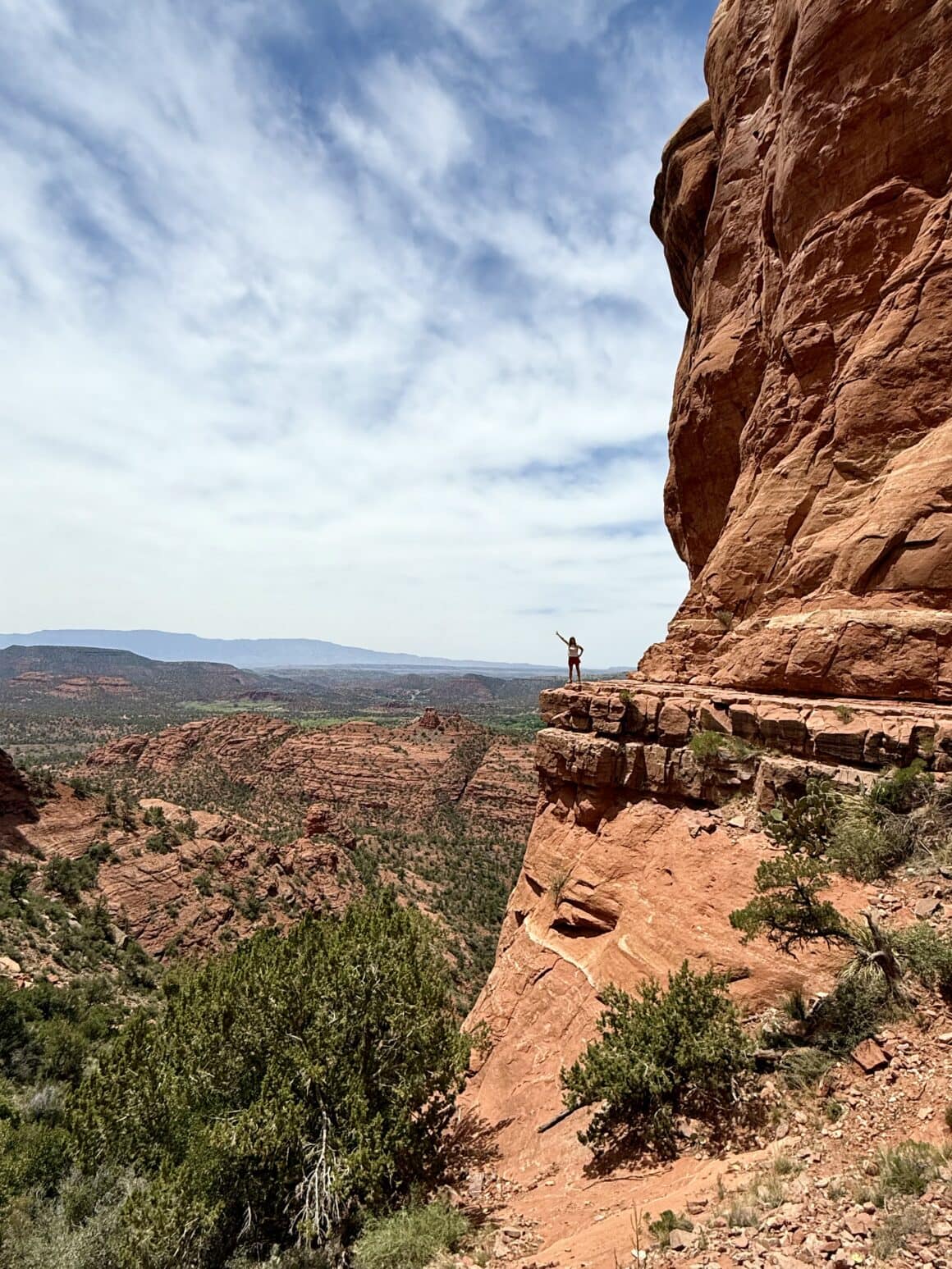 Czerwone góry — ja w swoim żywiole ❤️ Te skały mają jakąś magię — stajesz na krawędzi, patrzysz na warstwy jak obrazy i nagle sama łapiesz się na tym, że oddychasz wolniej, jakby ktoś nacisnął „zwolnij tempo, dziewczyno”.