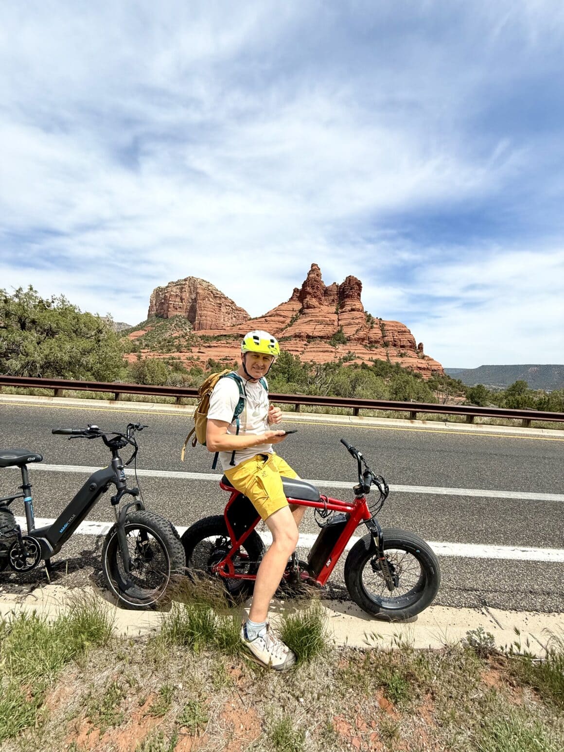 Rowery gotowe, my też — jedziemy! 🚴♀️ Tak wygląda idealny start dnia w Sedonie: czerwone skały przed nami, lekki wiatr, szeroka droga i zero pośpiechu. Podjeżdżasz jak najbliżej szlaku, parkujesz i dalej butami — najlepszy duet dwóch kółek i własnych nóg.