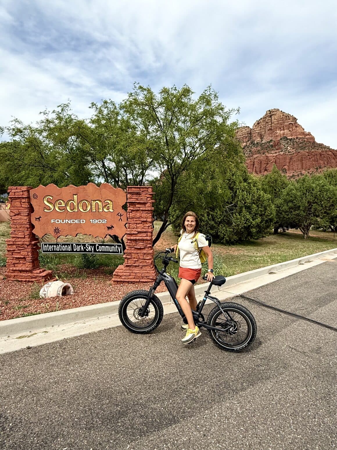 Wjeżdżamy do Sedony jak do filmu 🎬 Ten znak to jak wejście do innego świata — czerwone skały, kaktusy i trasy, które aż proszą się o pedałowanie. Wjeżdżasz i od razu czujesz klimat jak z westernu, tylko bez rewolwerów… za to z rowerami elektrycznymi.