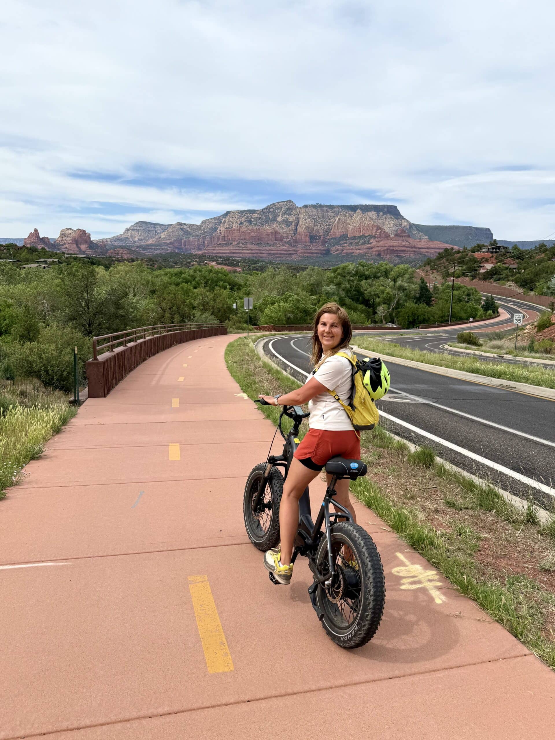 Sport? Tylko z panoramą 😎 W Sedonie nawet zwykła ścieżka rowerowa wygląda jak wjazd do filmu — zero pośpiechu, tylko czerwone klify po bokach i to uczucie, że natura sama robi ci pace car.