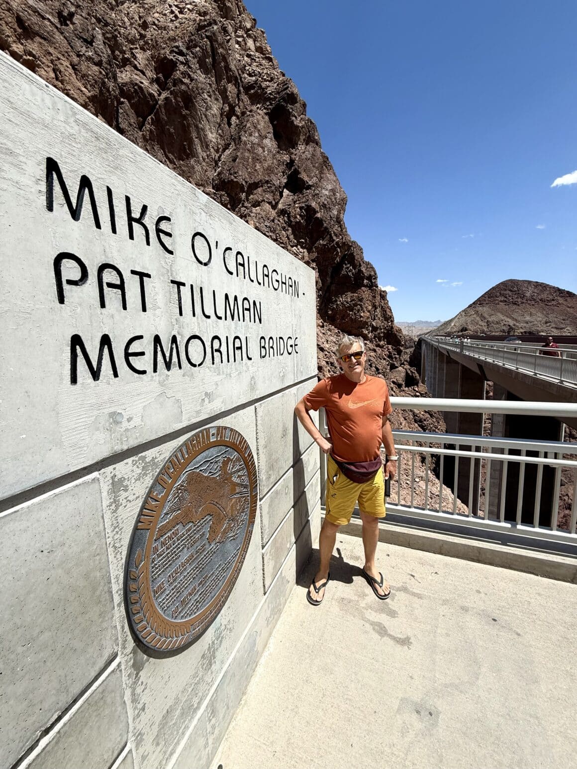 Beton z historią 🧱 To nie jest zwykła zapora, to symbol epoki, w której ludzie postanowili ujarzmić rzekę Kolorado 🌊 i… naprawdę im się to udało. Hoover Dam powstała w latach 1931–1936 i do dziś robi wrażenie nie tylko skalą, ale też historią ludzi, którzy ją budowali w ekstremalnych warunkach 🔥.
