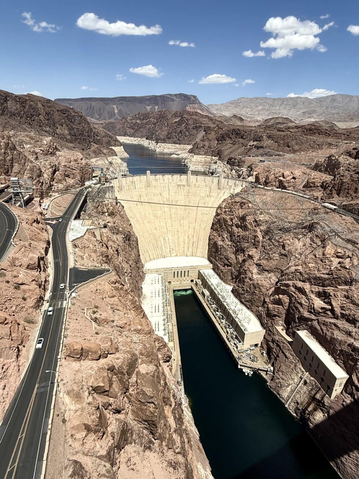 Zapora łukowo-grawitacyjna.
Każda linia ma znaczenie, każdy centymetr trzyma nacisk wody.
Inżynieria, która nie potrzebuje ozdobników.