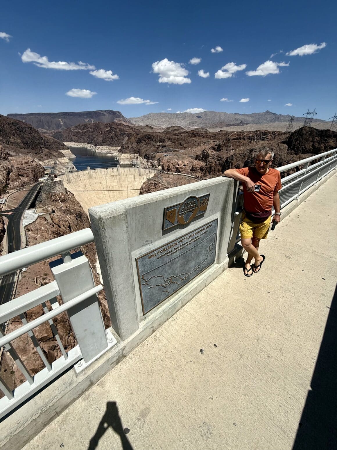 Beton pod stopami, przepaść obok 😳 Korona Hoover Dam to miejsce, gdzie czujesz respekt zamiast strachu. Pod tobą miliony ton betonu 🧱, w środku potężne turbiny ⚡, a kilka kroków dalej granica stanów Nevada–Arizona. Wszystko tu jest policzone co do centymetra i działa nieprzerwanie od prawie 90 lat ⏱️.