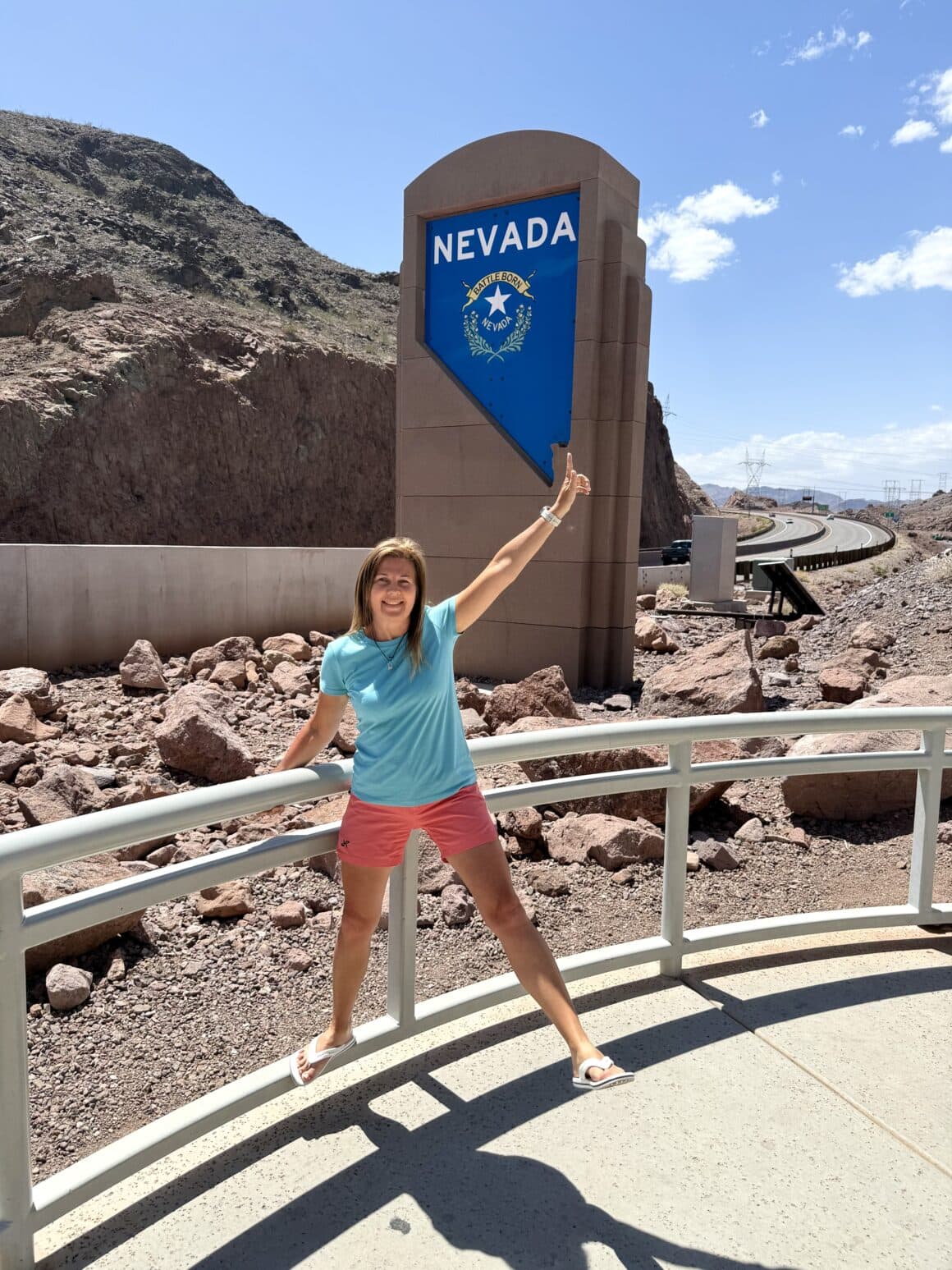 Jedna noga tu, druga tam 📍 Hoover Dam leży dokładnie na granicy dwóch stanów. Dosłownie kilka kroków dzieli Nevadę od Arizony 🗺️, a różnica czasu jeszcze niedawno potrafiła wynosić godzinę. Mały detal, który tylko podkręca klimat miejsca, w którym wszystko jest „na granicy” – technologii, natury i ludzkich ambicji ✨.