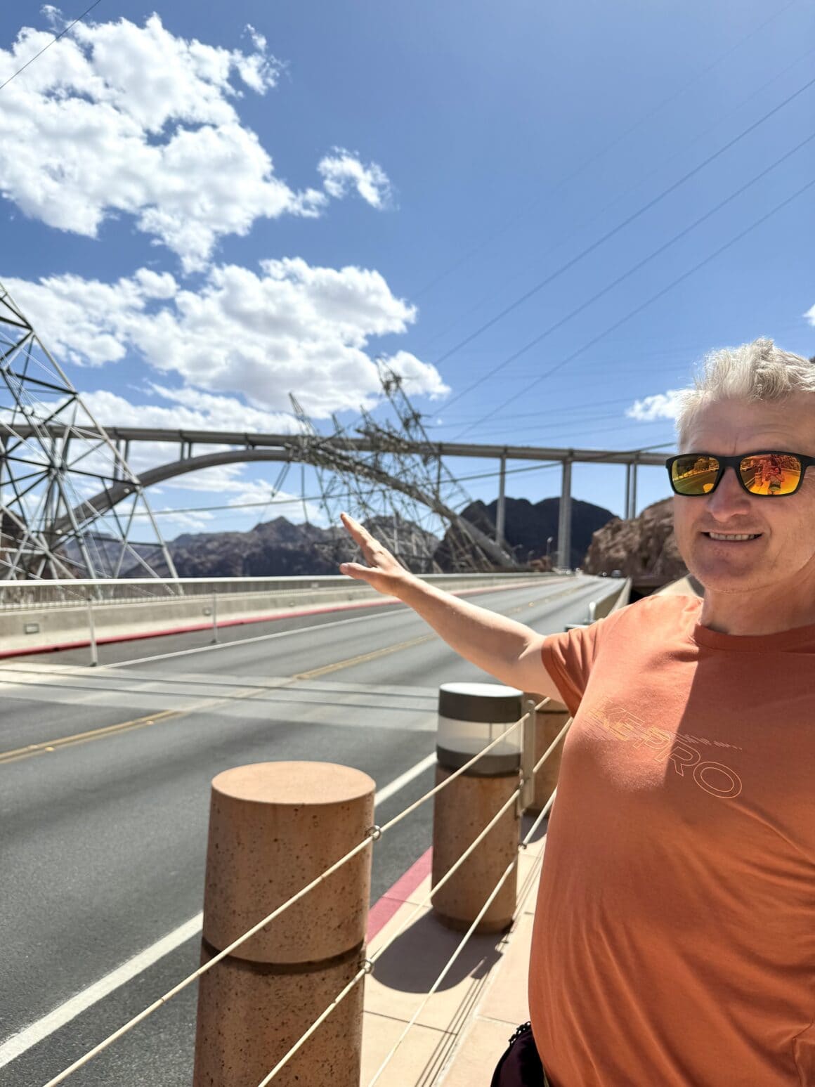 Skala, której nie da się ogarnąć wzrokiem 🤯 Dopiero z tej perspektywy widać, jak ogromna jest ta konstrukcja. Zapora ma 221 metrów wysokości i 379 metrów długości, a obok niej powstał most Mike O’Callaghan–Pat Tillman Memorial Bridge 🌉, który wygląda jak detal… mimo że sam jest inżynieryjnym gigantem.