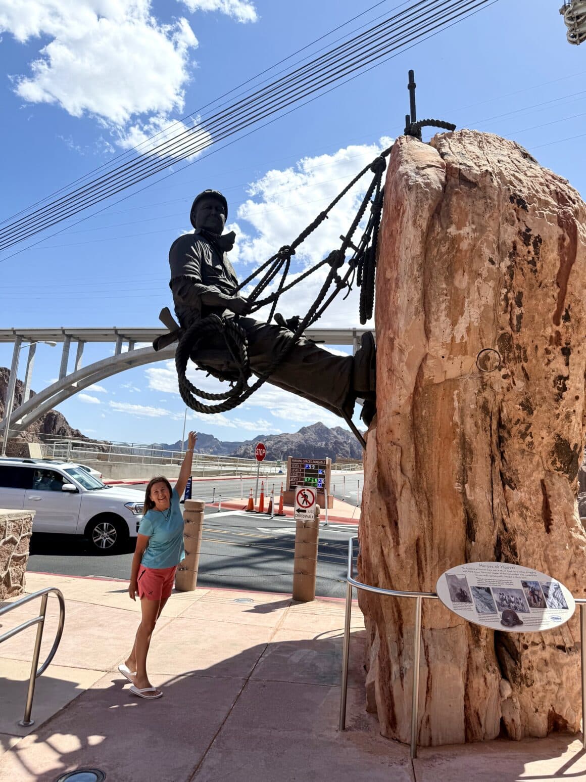 Tu się nie pracowało „na spokojnie” 😮💨 Budowa Hoover Dam była jednym z najniebezpieczniejszych projektów inżynieryjnych swoich czasów ⚙️. Pracownicy wisieli na linach nad przepaścią, pracowali w upale dochodzącym do 50°C ☀️ i bez dzisiejszych zabezpieczeń. Oficjalnie zginęło ponad 90 osób – nieoficjalnie mówi się, że znacznie więcej 🖤.